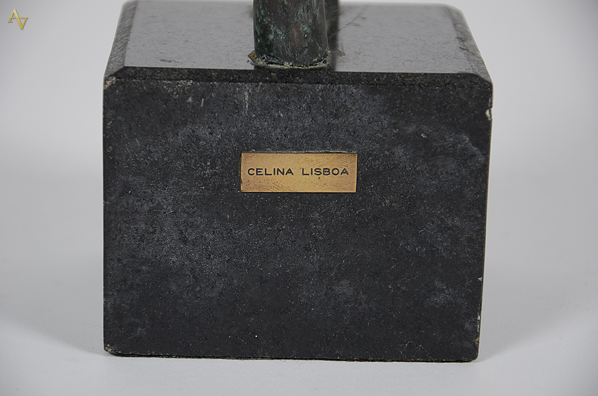 CELINA LISBOA - Escultura de bronze representando figura feminina com... - foto 3 de 4