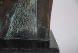 CELINA LISBOA - Escultura de bronze representan... - CELINA LISBOA - Escultura de bronze representando figura feminina com base de mármore preto. Altura total 46 cm.