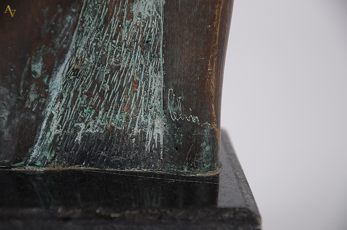 CELINA LISBOA - Escultura de bronze representando figura feminina com... - foto 4 de 4