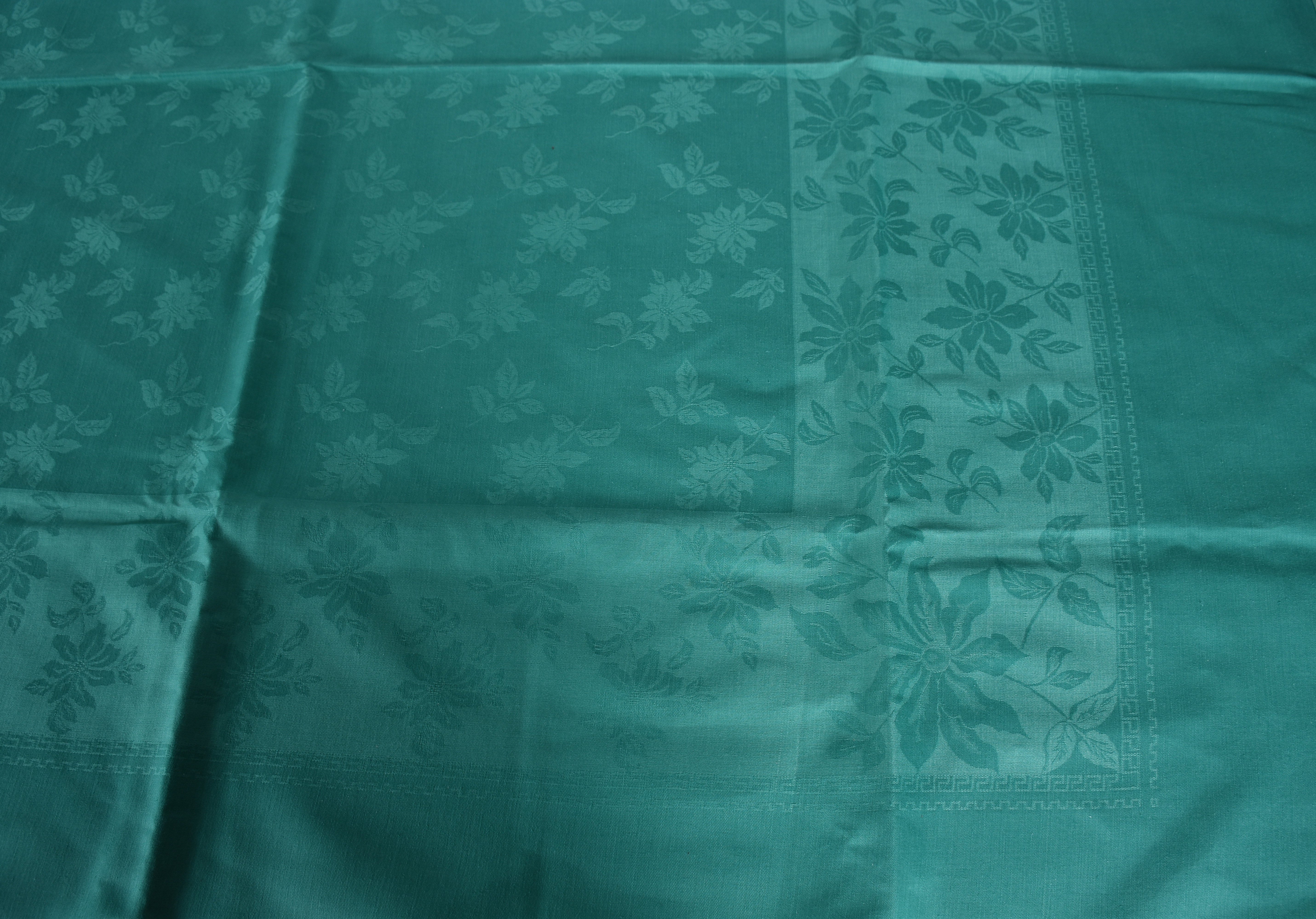 Duas toalhas de mesa de linho sendo, 1 verde com 8 guardanapos e 1... - foto 4 de 5
