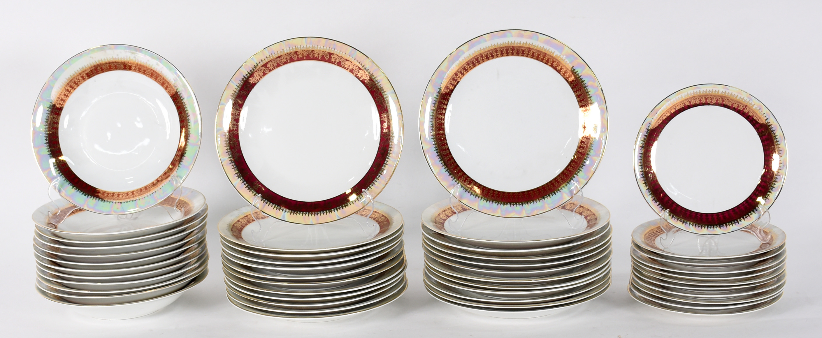 Aparelho de jantar de porcelana STEATTITA composto por 24 pratos... - foto 3 de 6