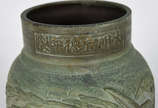Antigo vaso oriental de metal patinado com páss... - Antigo vaso oriental de metal patinado com pássaros em relevo, assinado na base.