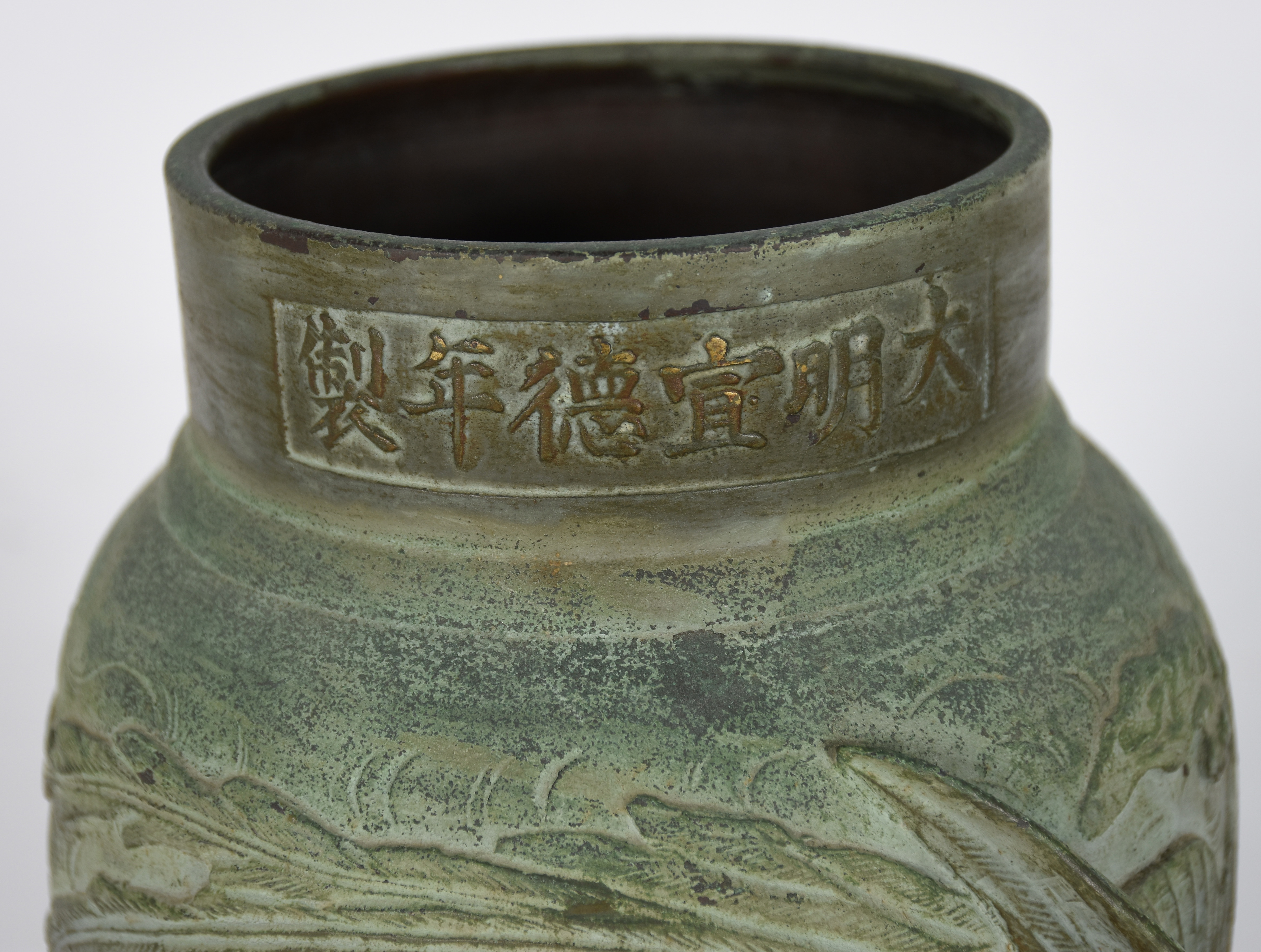 Antigo vaso oriental de metal patinado com pássaros em relevo... - foto 7 de 7