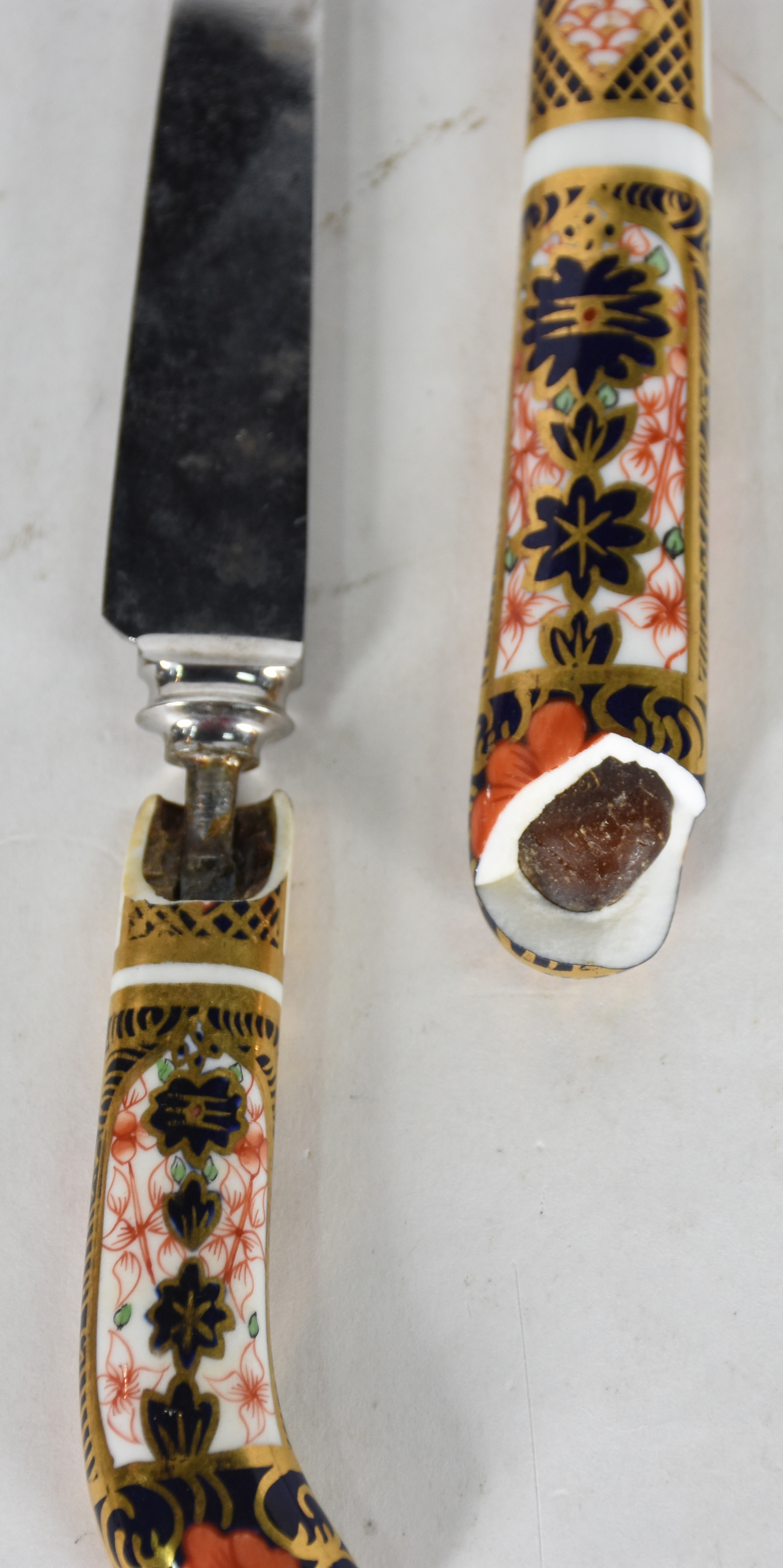 Faqueiro inglês Royal Crown Derby com cabo de porcelana, composto de... - foto 2 de 4