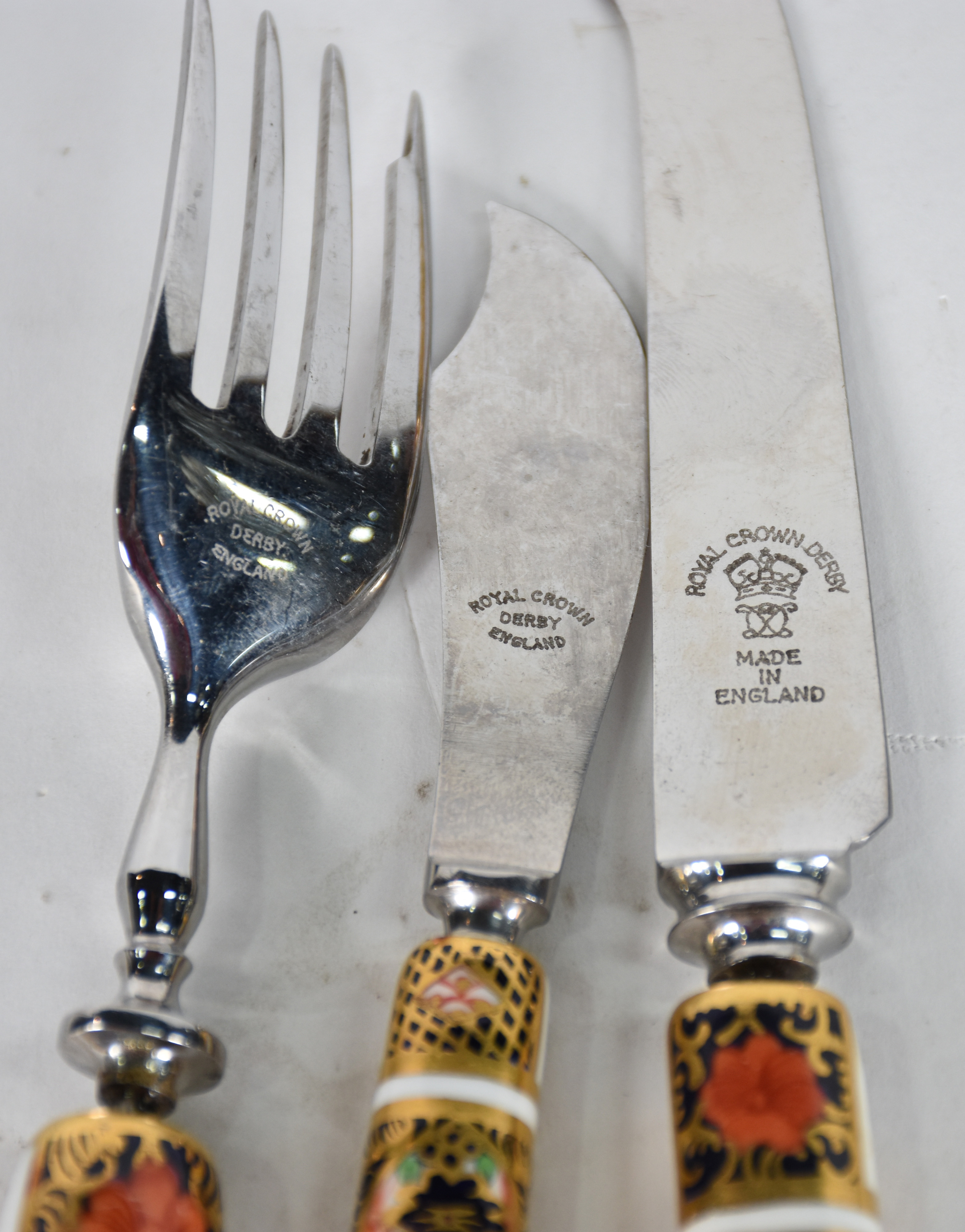 Faqueiro inglês Royal Crown Derby com cabo de porcelana, composto de... - foto 3 de 4