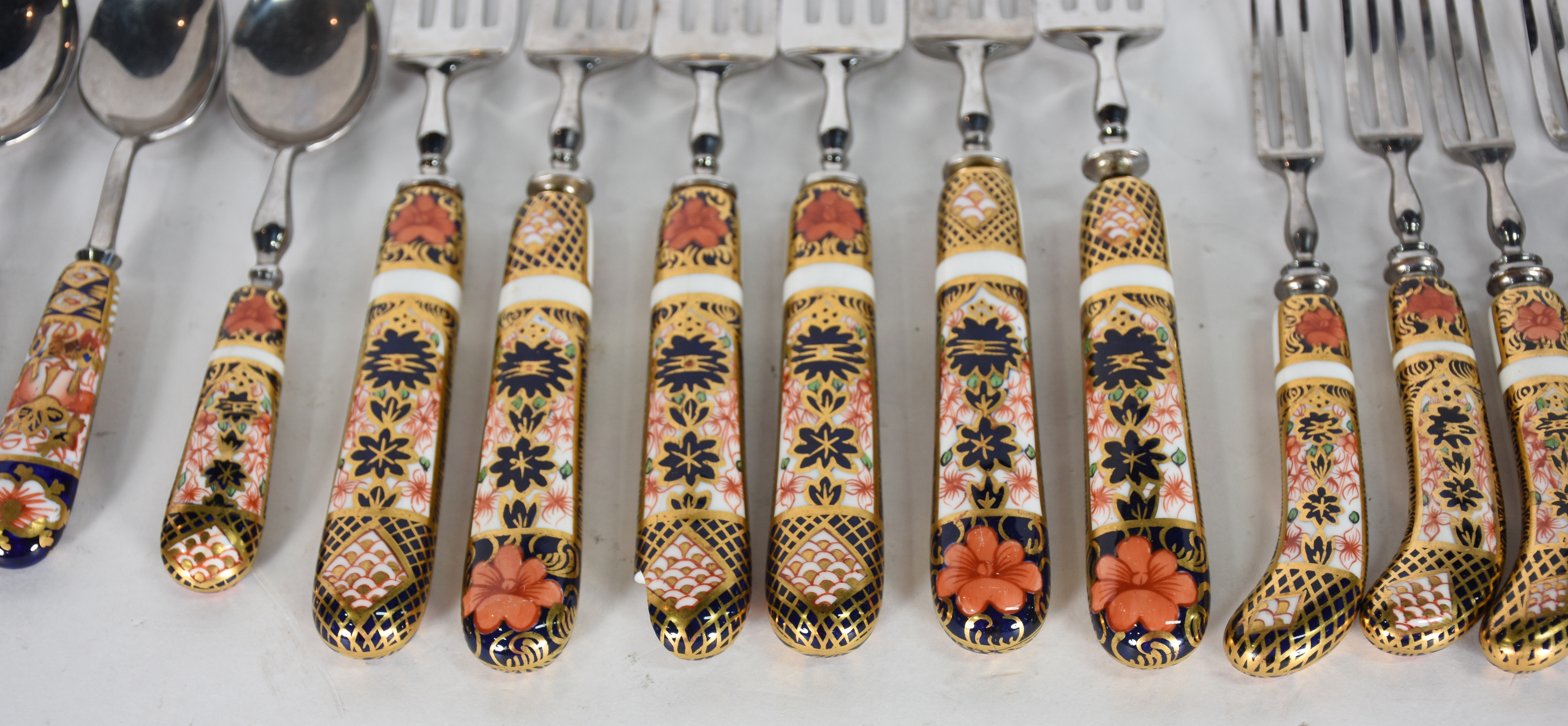 Faqueiro inglês Royal Crown Derby com cabo de porcelana, composto de... - foto 4 de 4