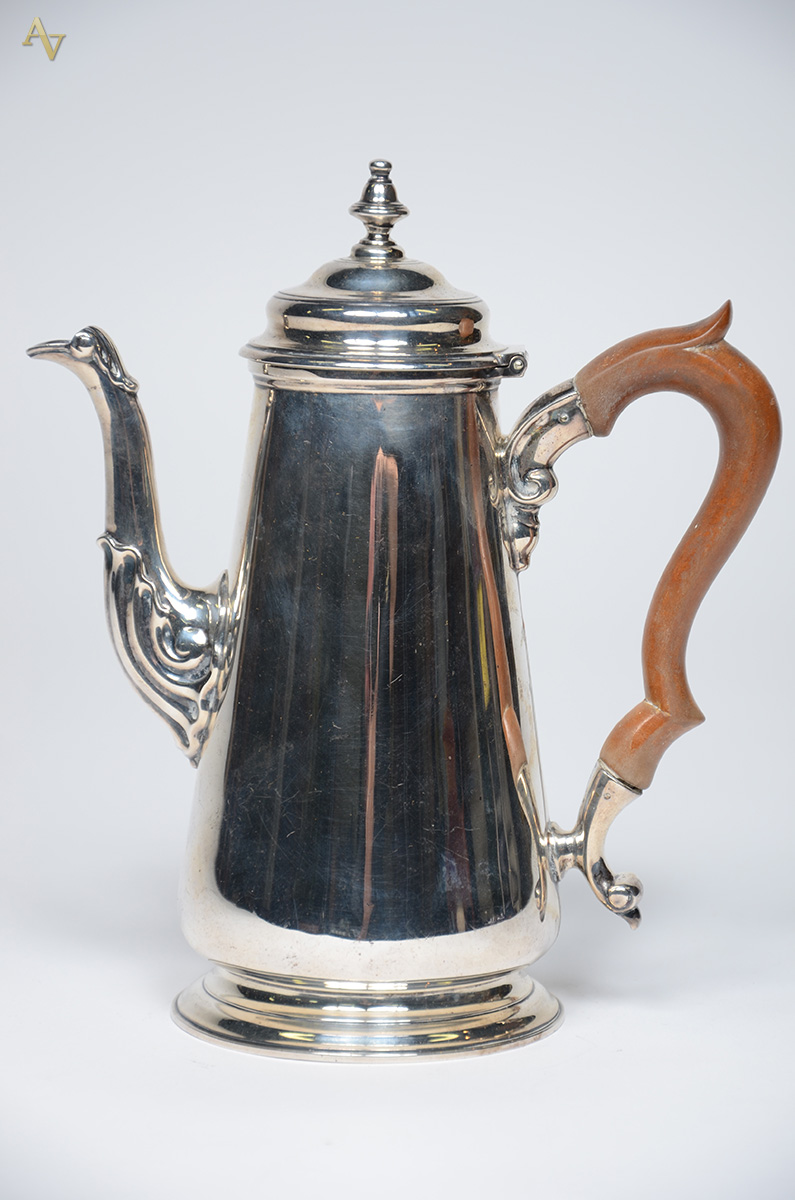Bule em prata inglesa contrastada com alça de madeira. Altura 23 cm... - foto 1 de 2