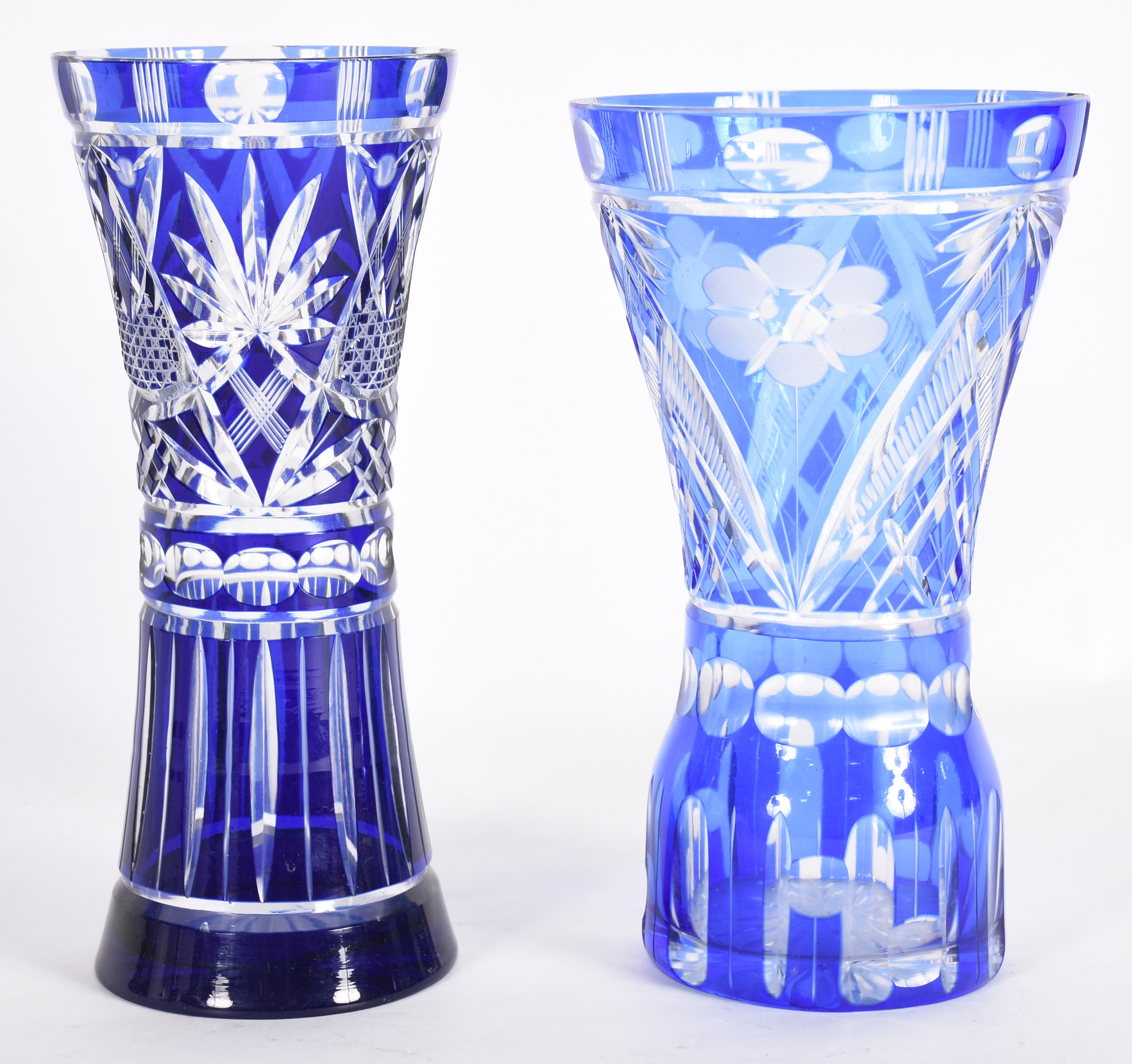 Dois vasos em demi cristal azul lapidados. - foto 1 de 5