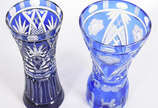 Dois vasos em demi cristal azul lapidados. - Dois vasos em demi cristal azul lapidados.