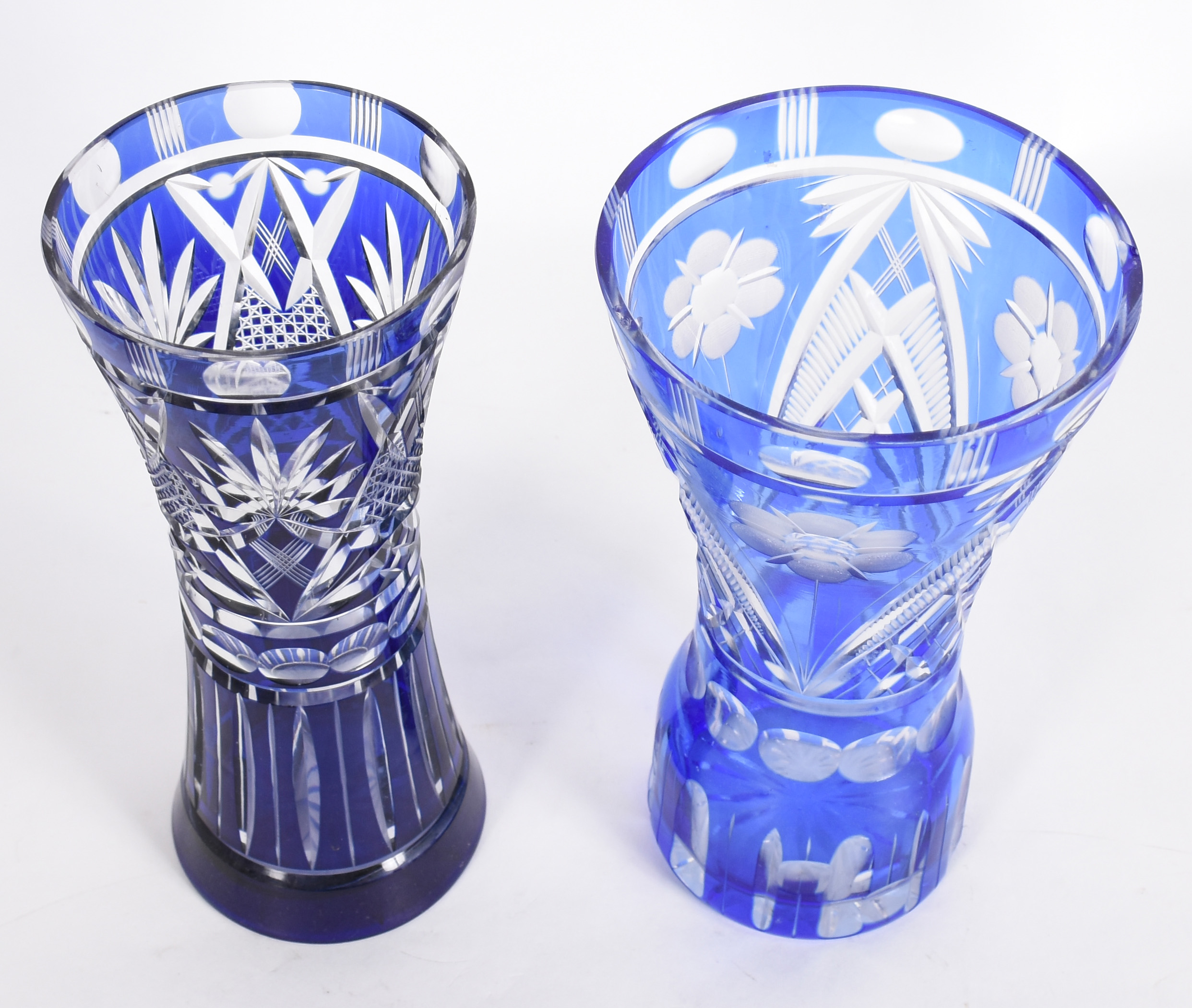 Dois vasos em demi cristal azul lapidados. - foto 2 de 5
