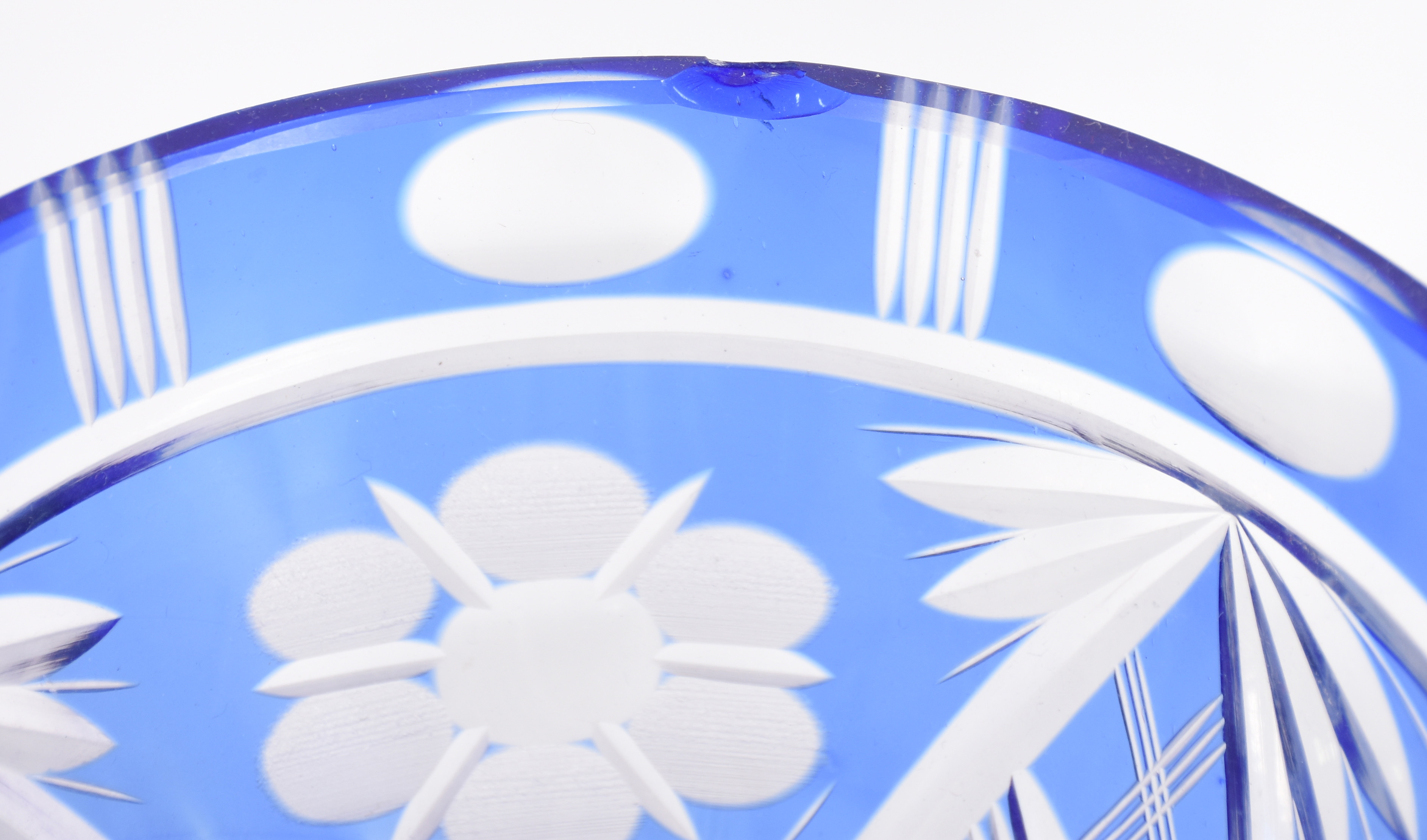 Dois vasos em demi cristal azul lapidados. - foto 3 de 5