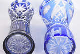 Dois vasos em demi cristal azul lapidados. - Dois vasos em demi cristal azul lapidados.