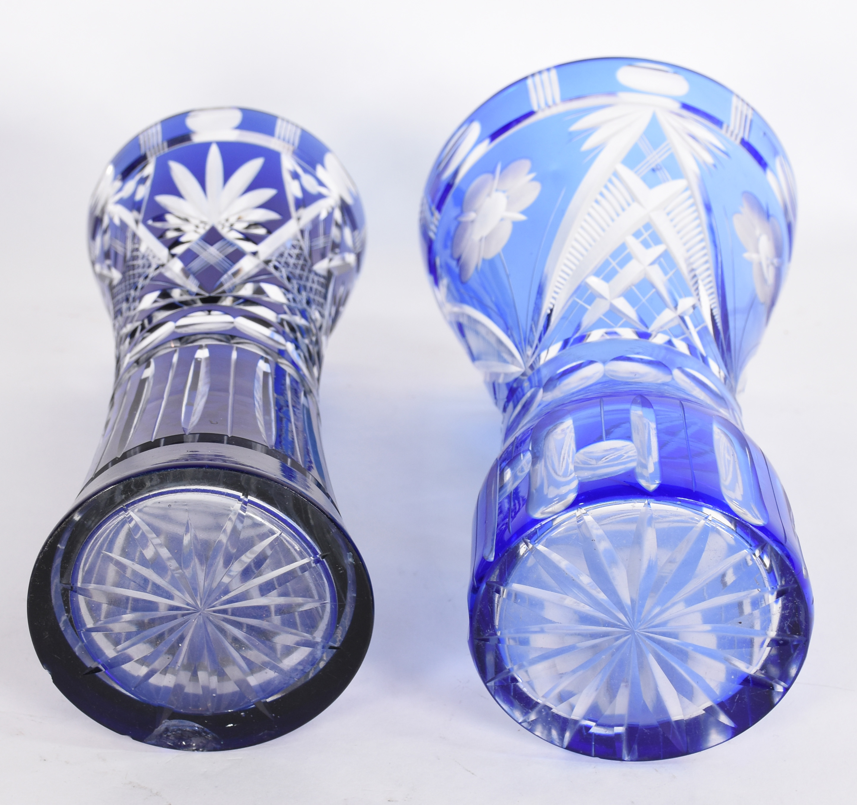 Dois vasos em demi cristal azul lapidados. - foto 4 de 5