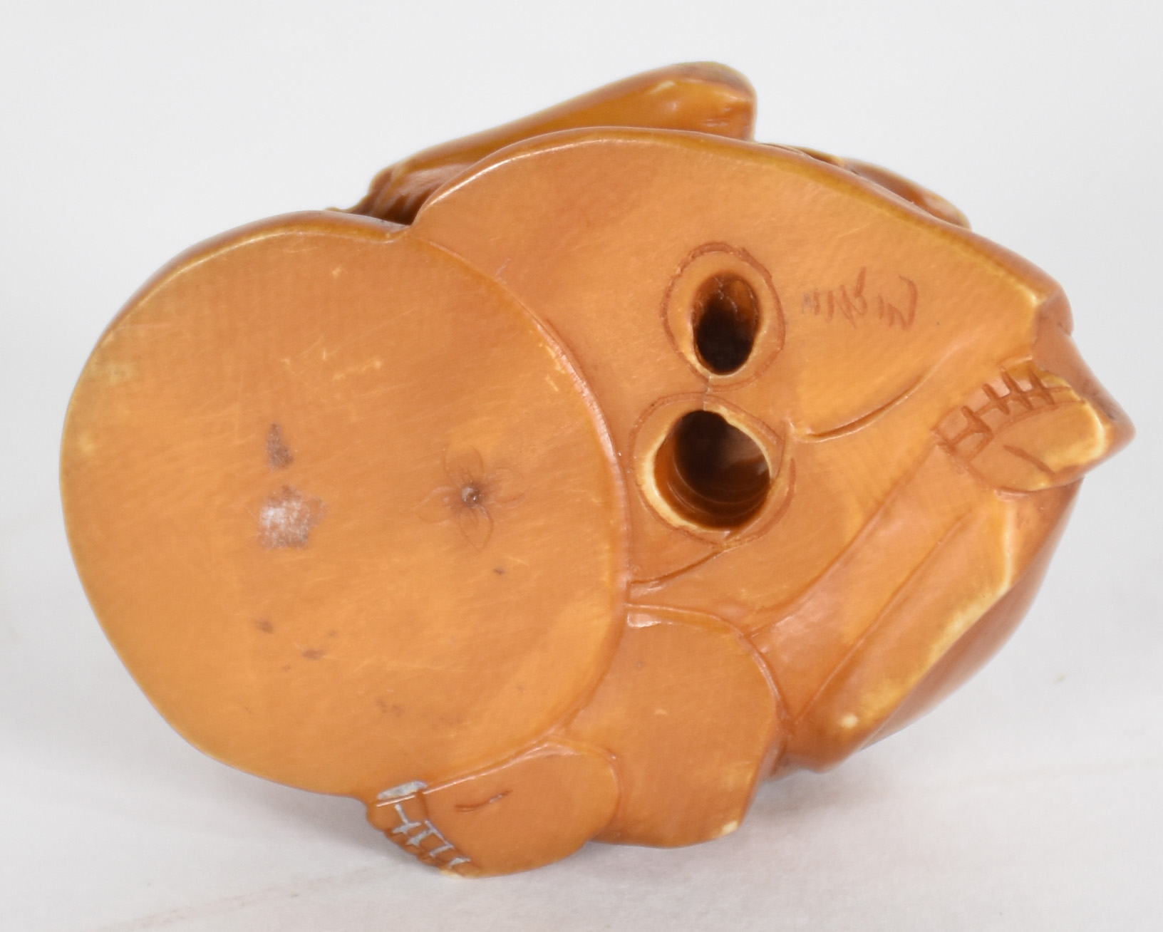 Netsuke de marfim representando figura com bichinho nas costas... - foto 3 de 4
