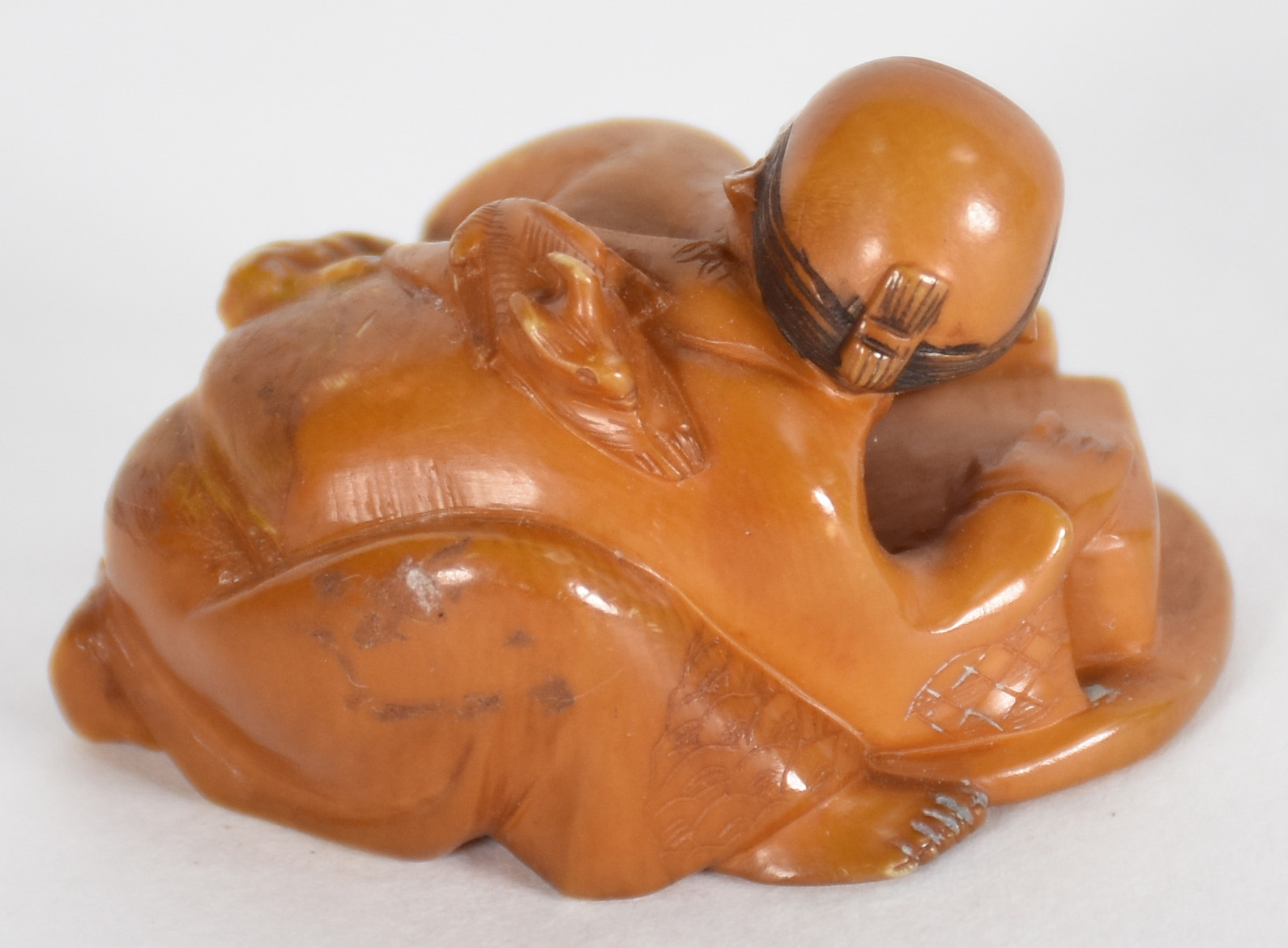 Netsuke de marfim representando figura com bichinho nas costas... - foto 4 de 4