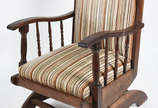 Cadeira de balanço de madeira nobre, estofament... - Cadeira de balanço de madeira nobre, estofamento forrado com tecido listrado.