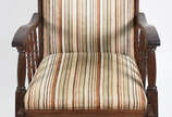 Cadeira de balanço de madeira nobre, estofament... - Cadeira de balanço de madeira nobre, estofamento forrado com tecido listrado.