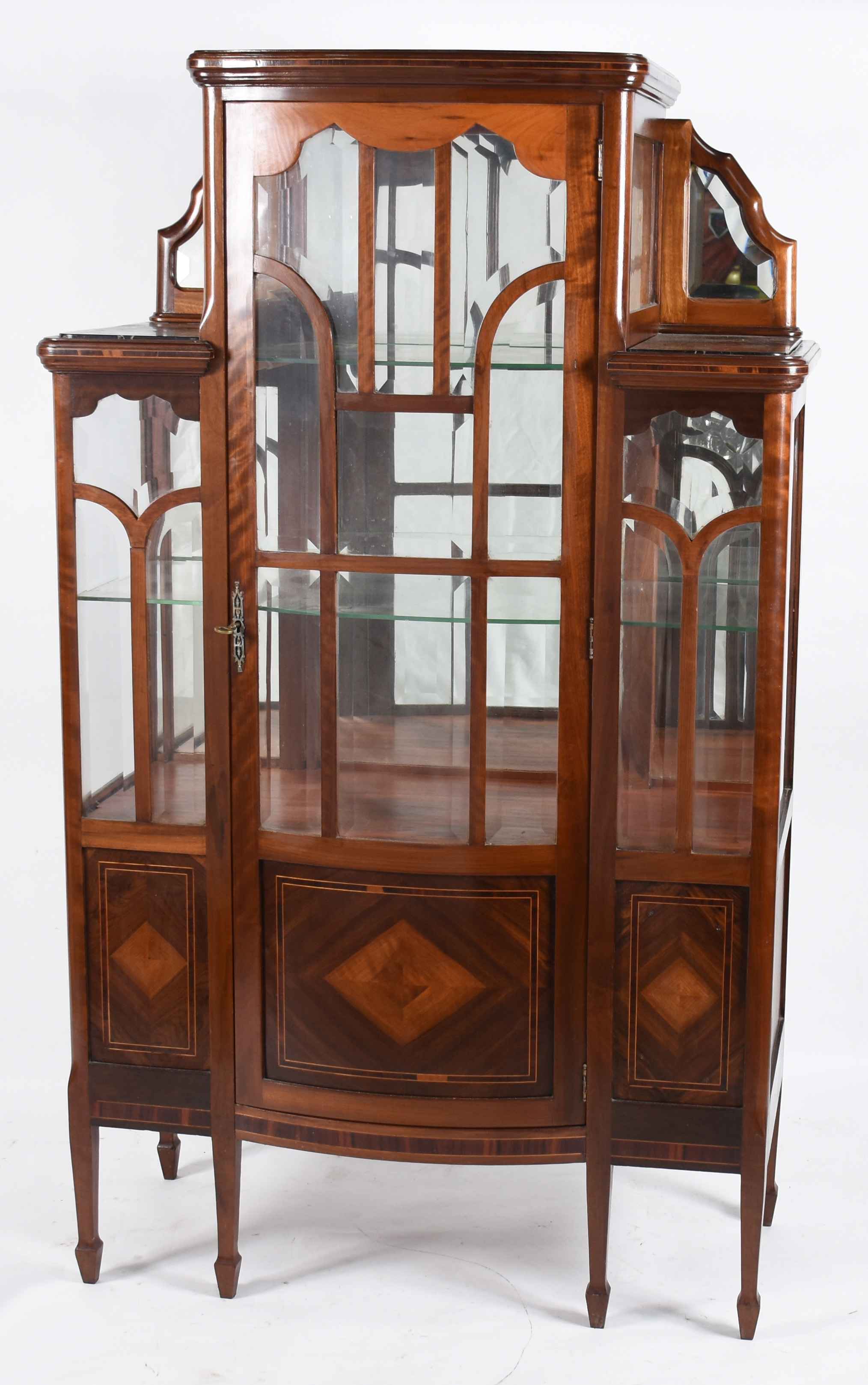 Vitrine de madeira nobre parquetada, porta de vidro bisotado, fundo... - foto 1 de 8
