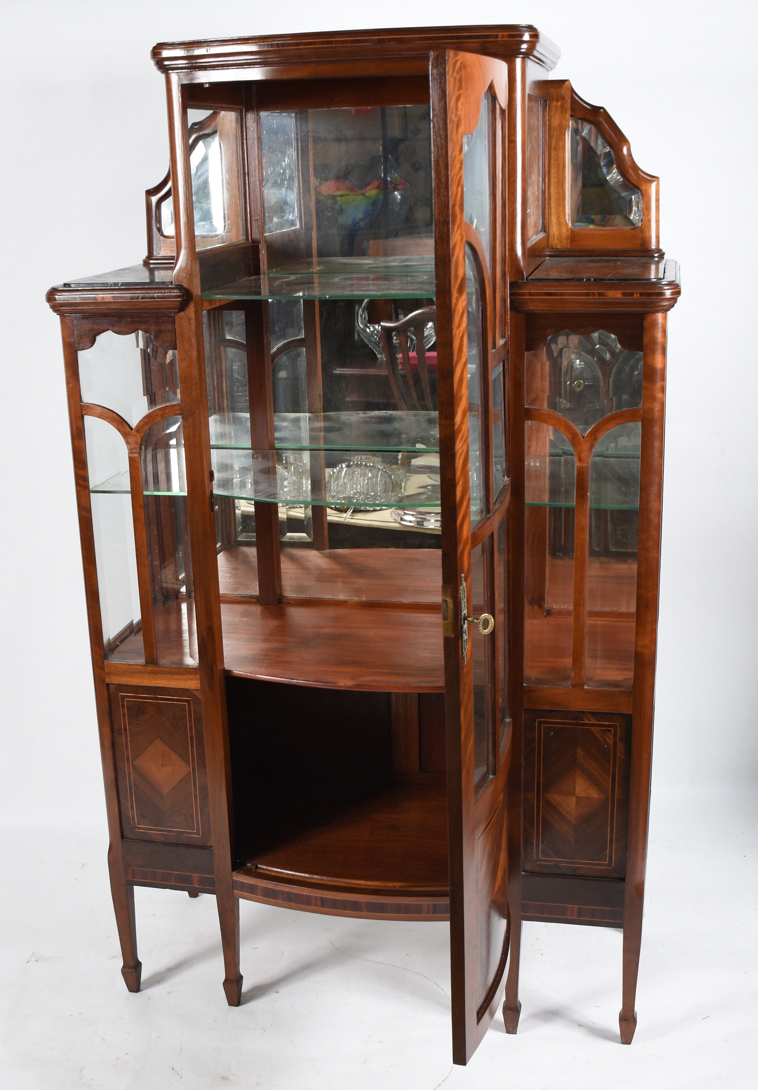 Vitrine de madeira nobre parquetada, porta de vidro bisotado, fundo... - foto 2 de 8