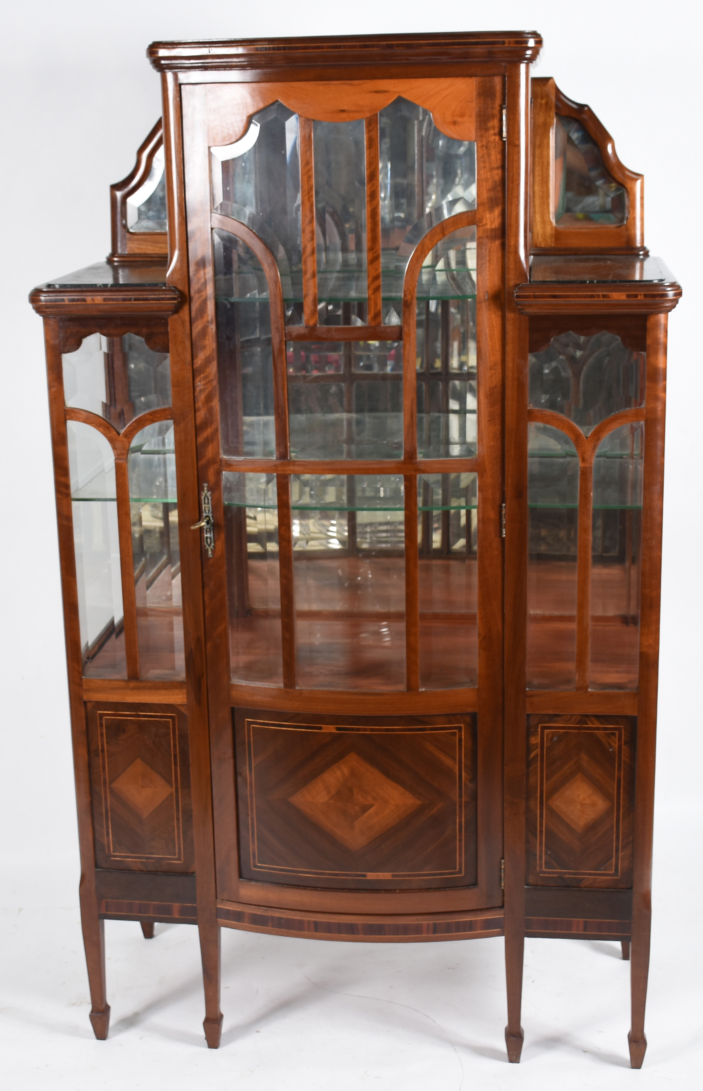 Vitrine de madeira nobre parquetada, porta de vidro bisotado, fundo... - foto 4 de 8