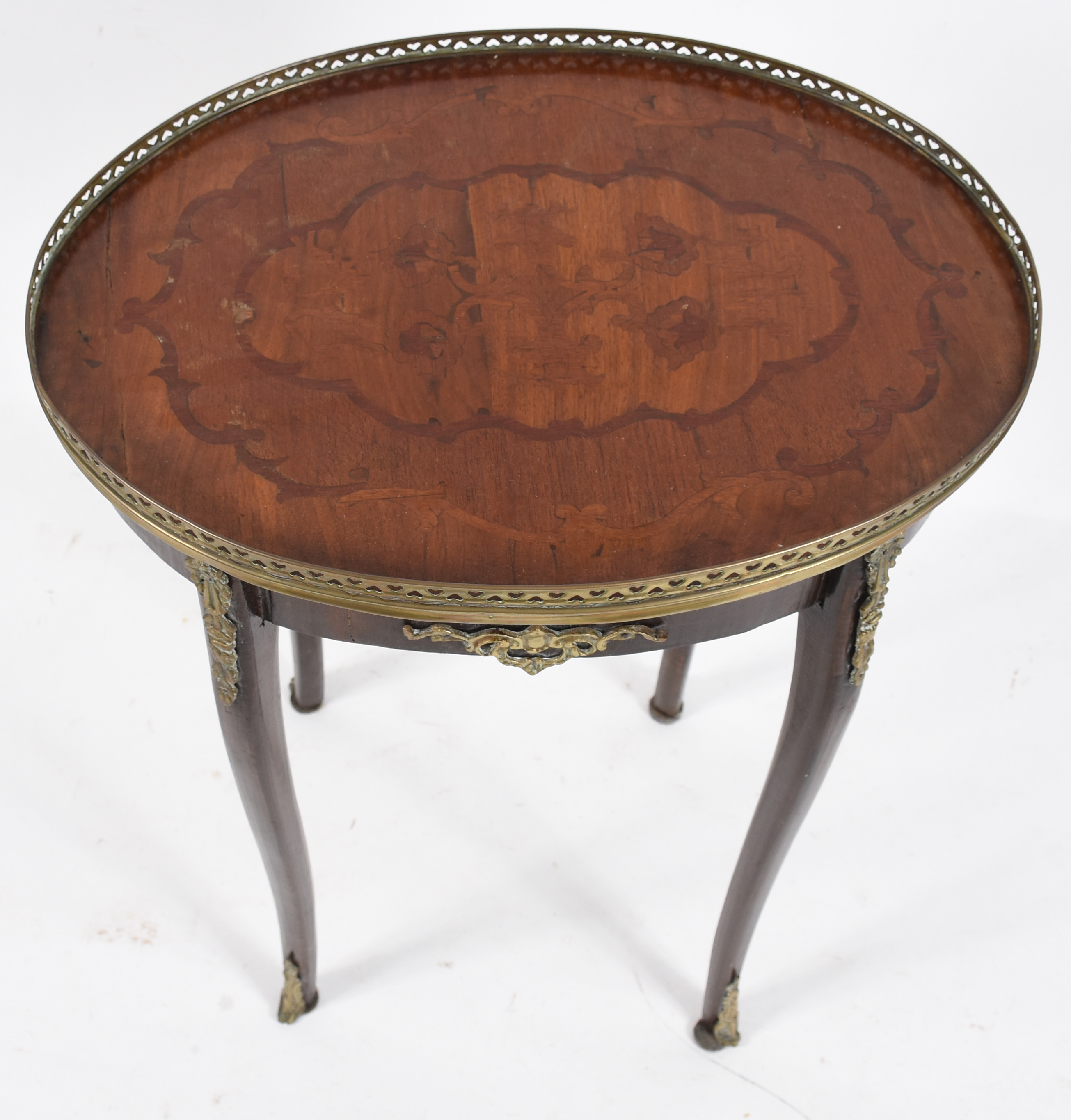 Mesa oval de madeira nobre estilo frances, aplicações em metal... - foto 3 de 3