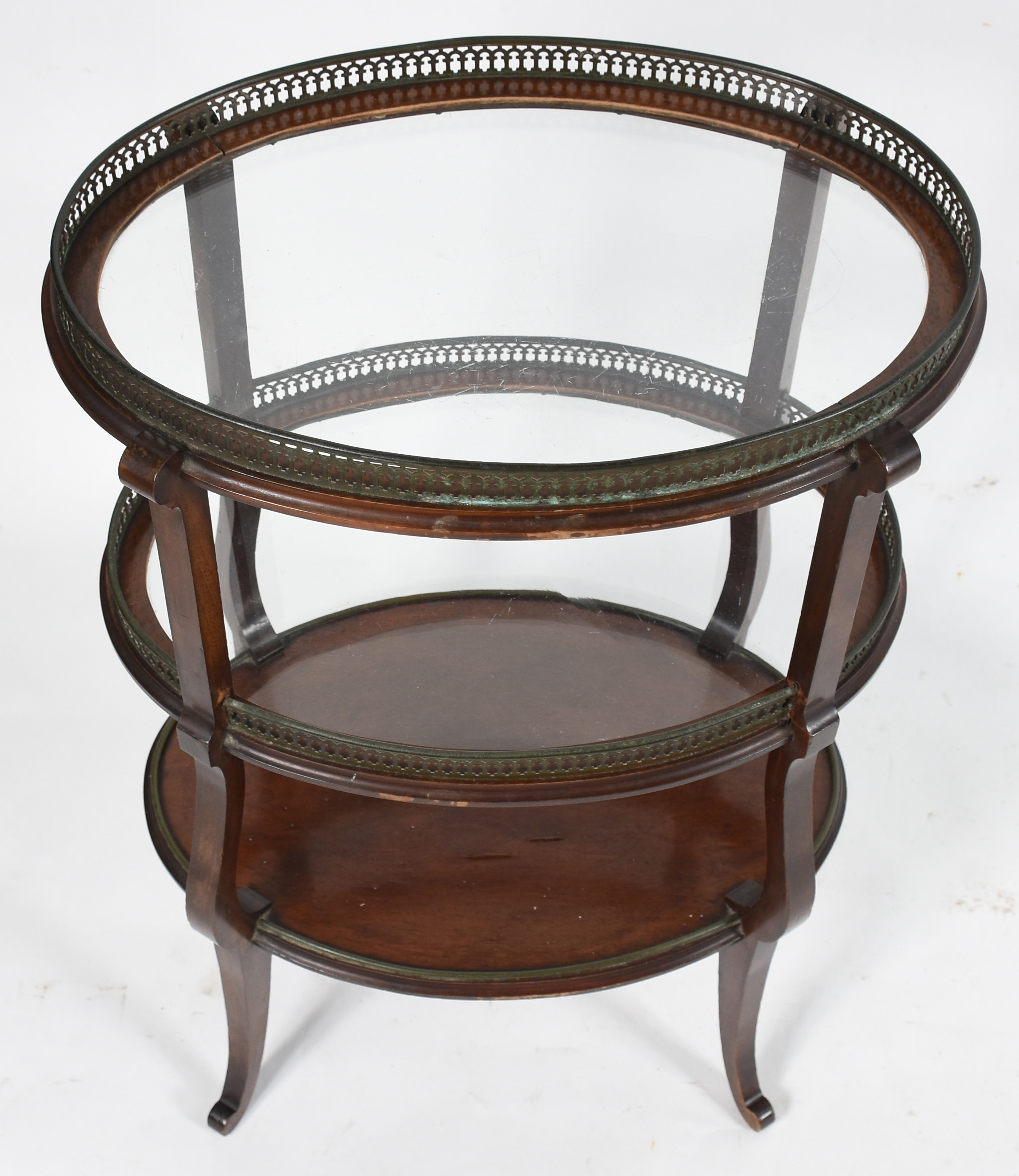 Mesa auxiliar de madeira nobre, estilo frances, feitio oval com tres... - foto 3 de 3