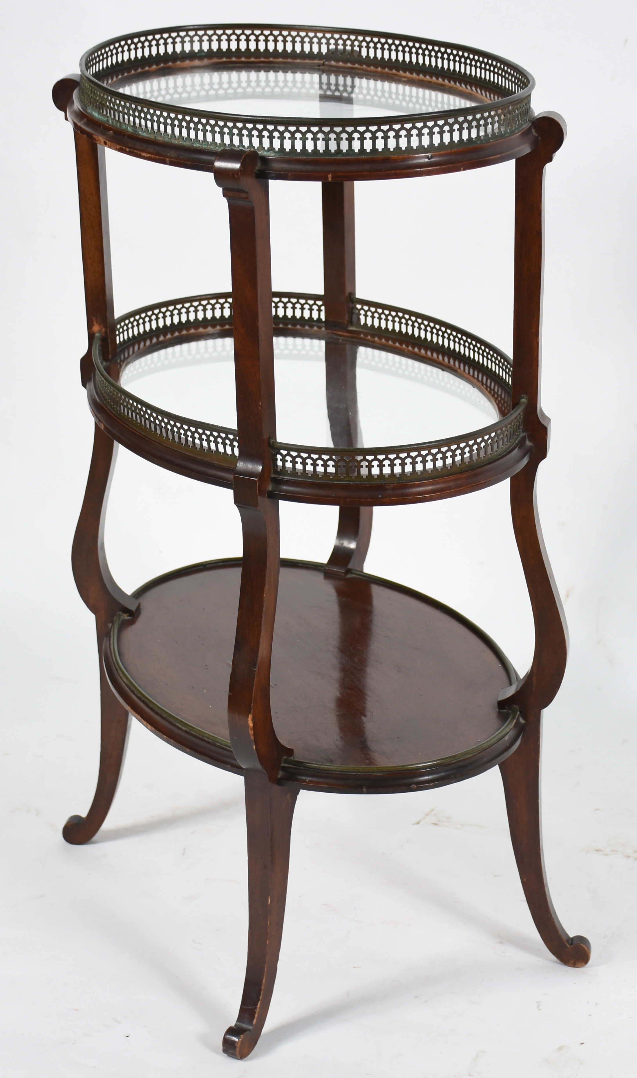 Mesa auxiliar de madeira nobre, estilo frances, feitio oval com tres... - foto 1 de 3