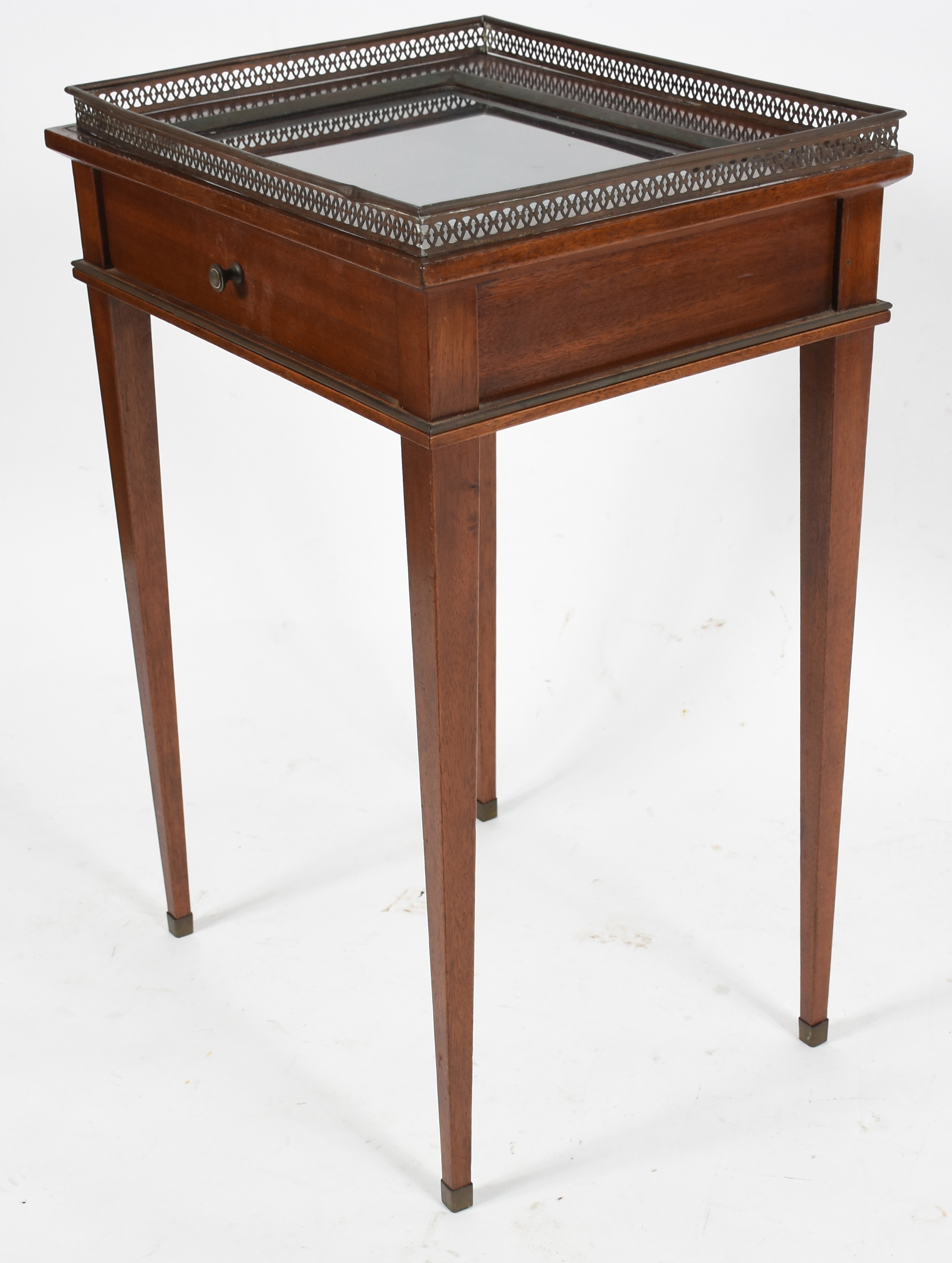 Mesa auxiliar de madeira nobre, estilo frances, tampo de vidro, grade... - foto 1 de 6