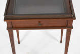 Mesa auxiliar de madeira nobre, estilo frances,... - Mesa auxiliar de madeira nobre, estilo frances, tampo de vidro, grade de metal dourado esta solta.