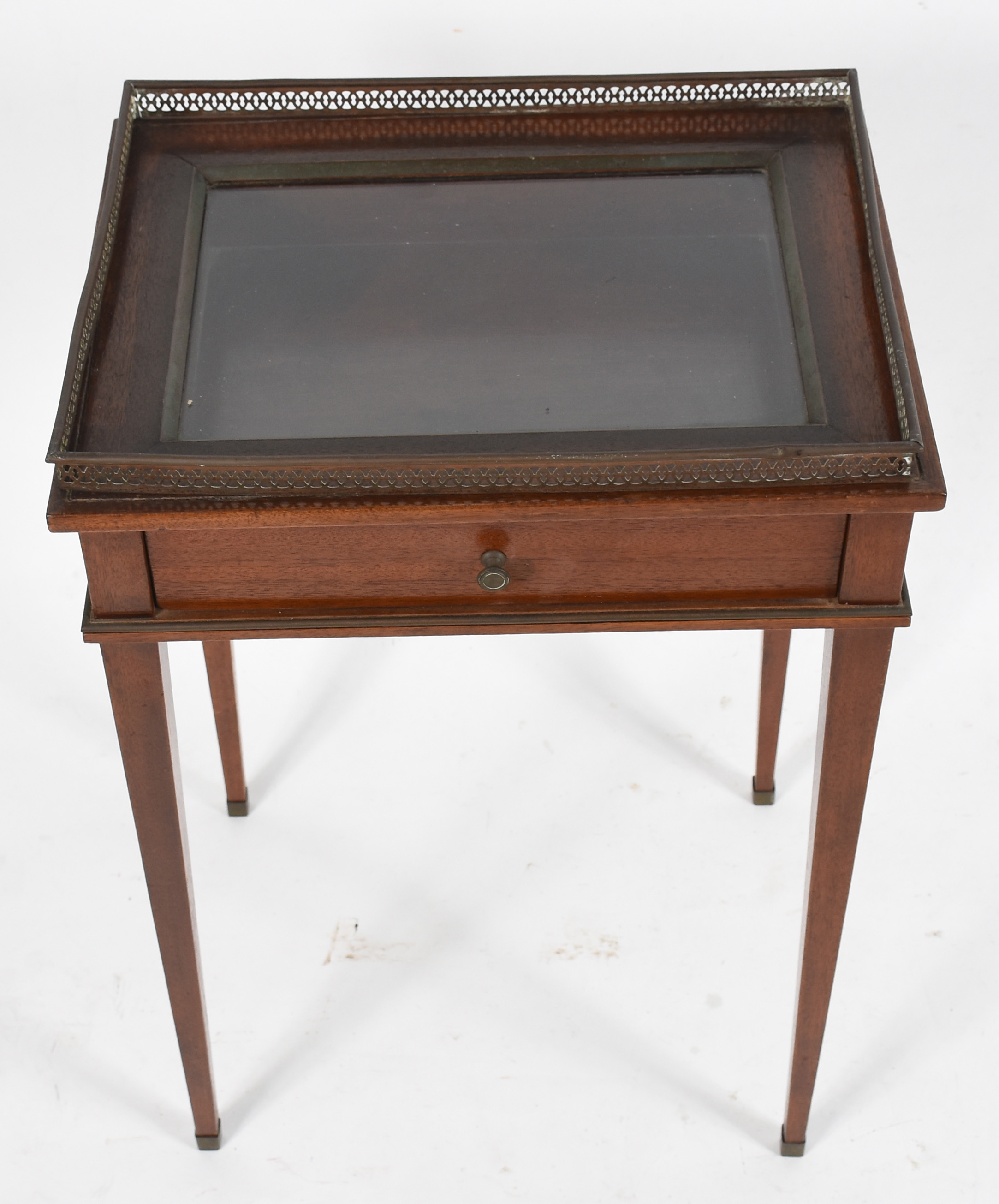 Mesa auxiliar de madeira nobre, estilo frances, tampo de vidro, grade... - foto 2 de 6