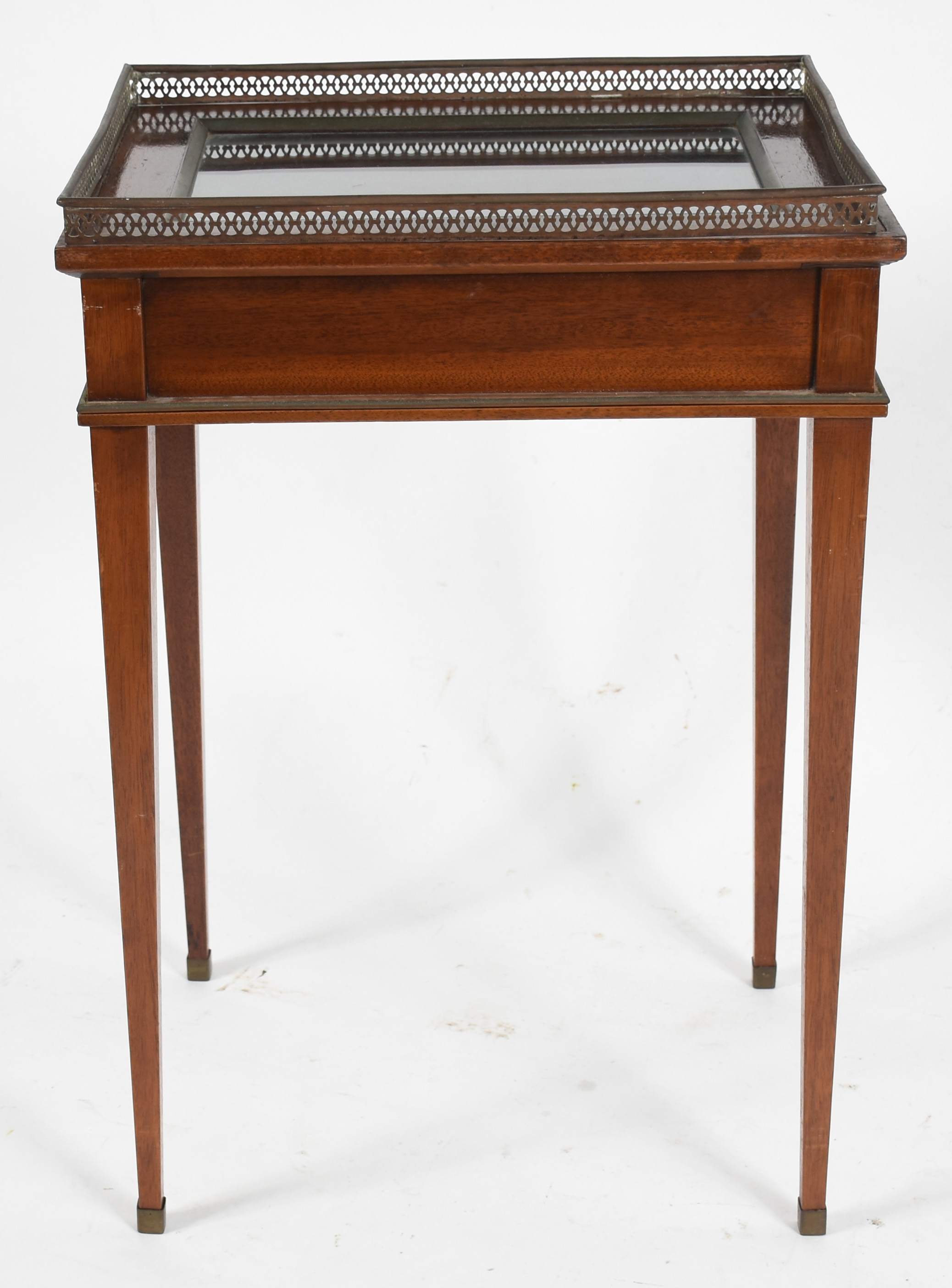 Mesa auxiliar de madeira nobre, estilo frances, tampo de vidro, grade... - foto 3 de 6