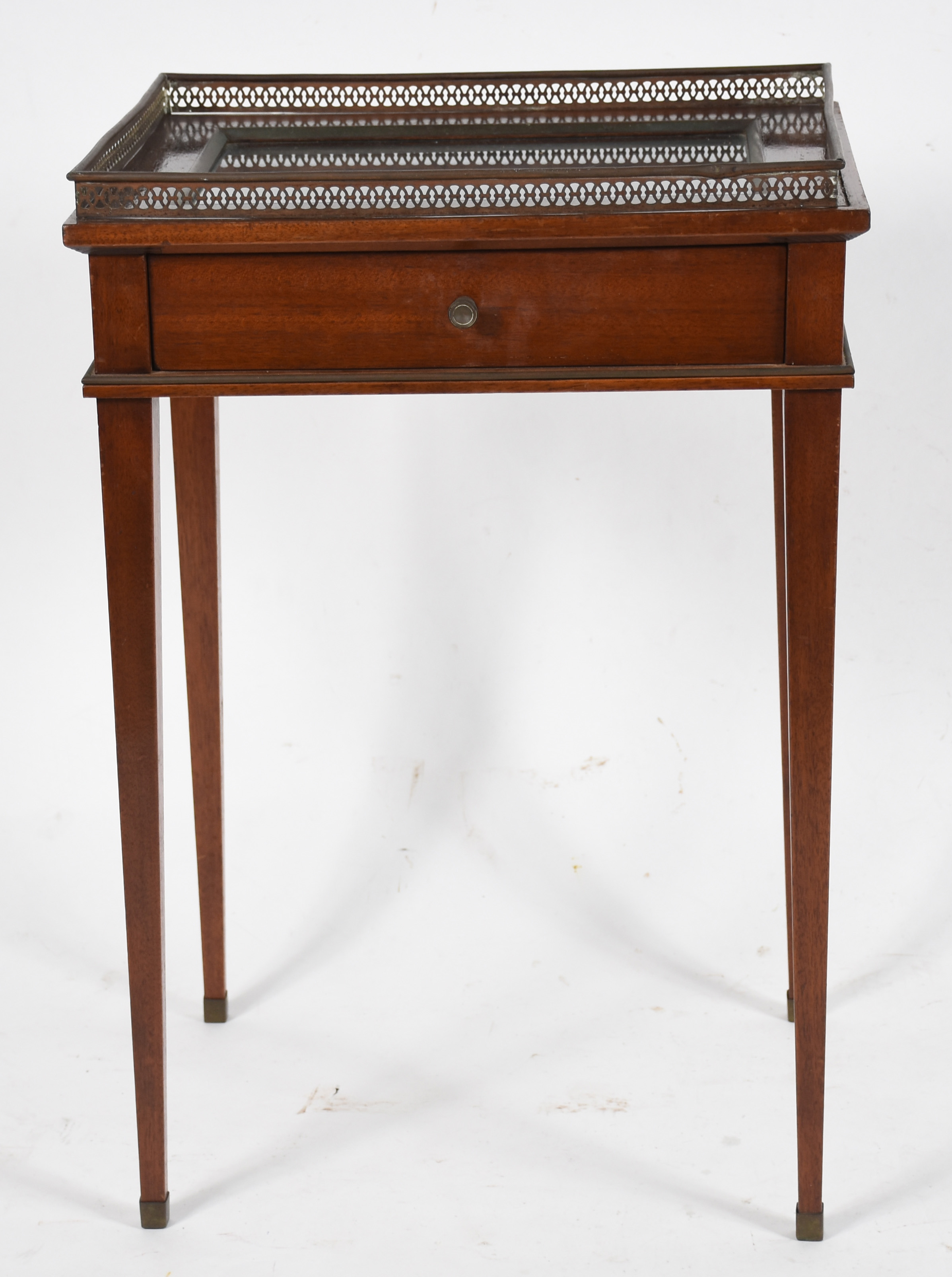 Mesa auxiliar de madeira nobre, estilo frances, tampo de vidro, grade... - foto 4 de 6