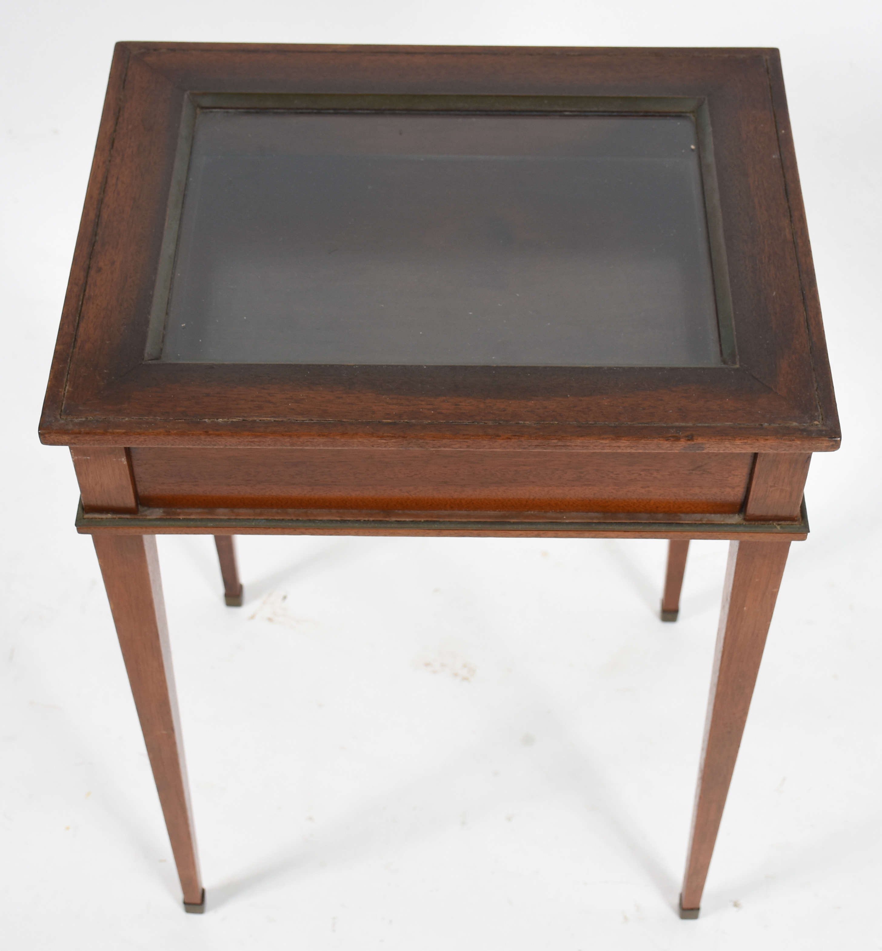 Mesa auxiliar de madeira nobre, estilo frances, tampo de vidro, grade... - foto 5 de 6