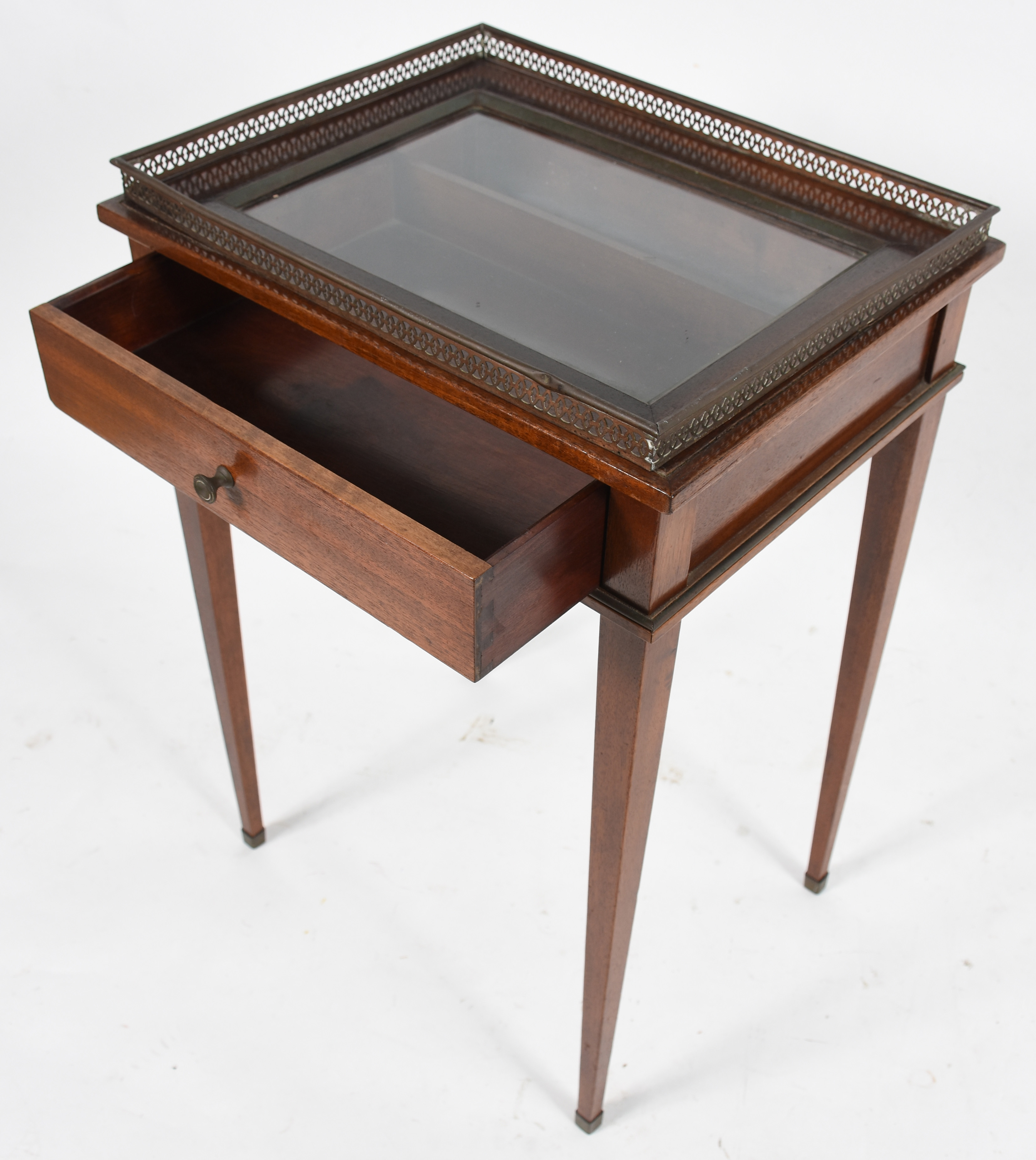 Mesa auxiliar de madeira nobre, estilo frances, tampo de vidro, grade... - foto 6 de 6