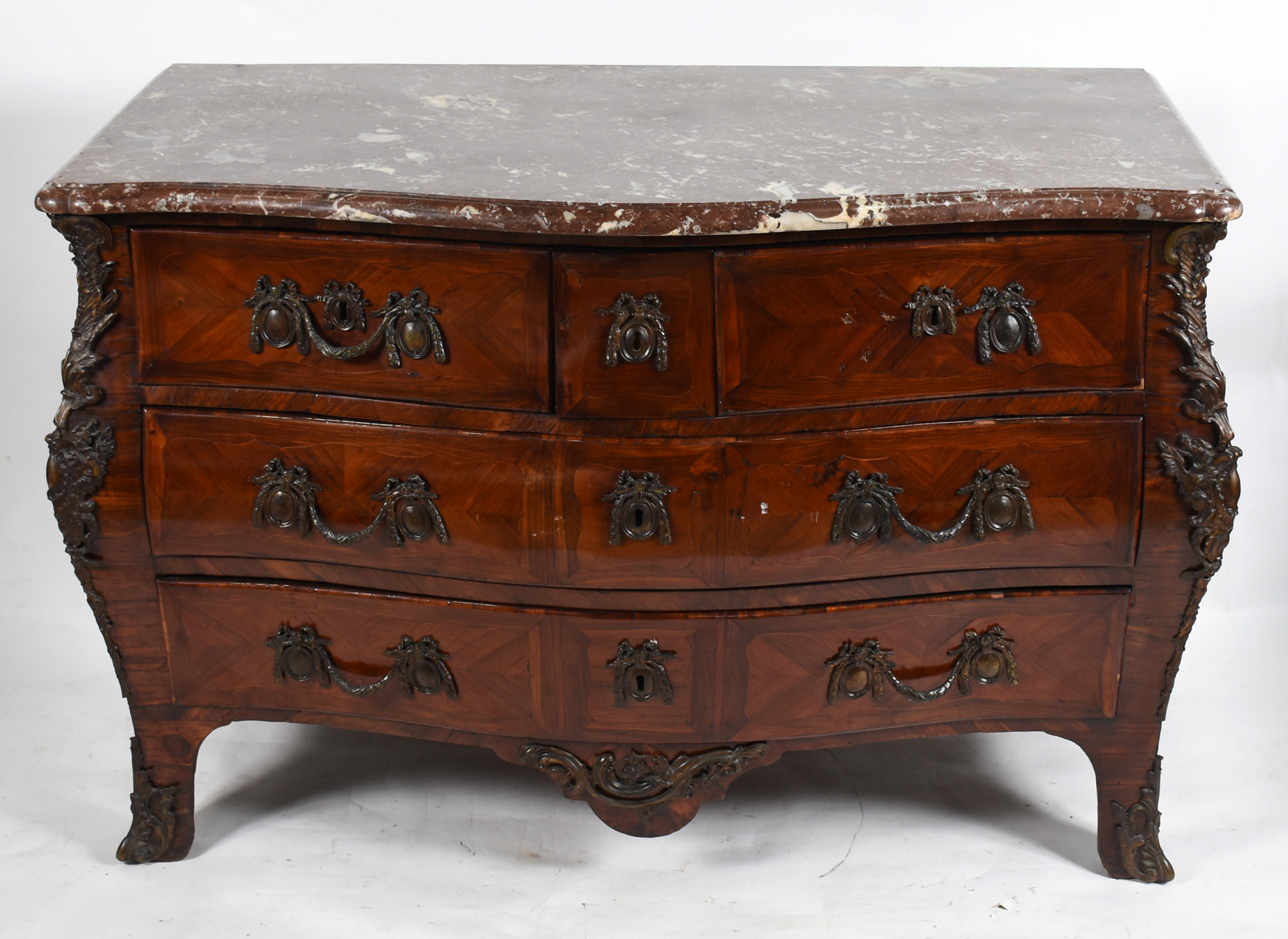 Antiga cômoda francesa de madeira nobre marchetada, tres gavetas com... - foto 2 de 8