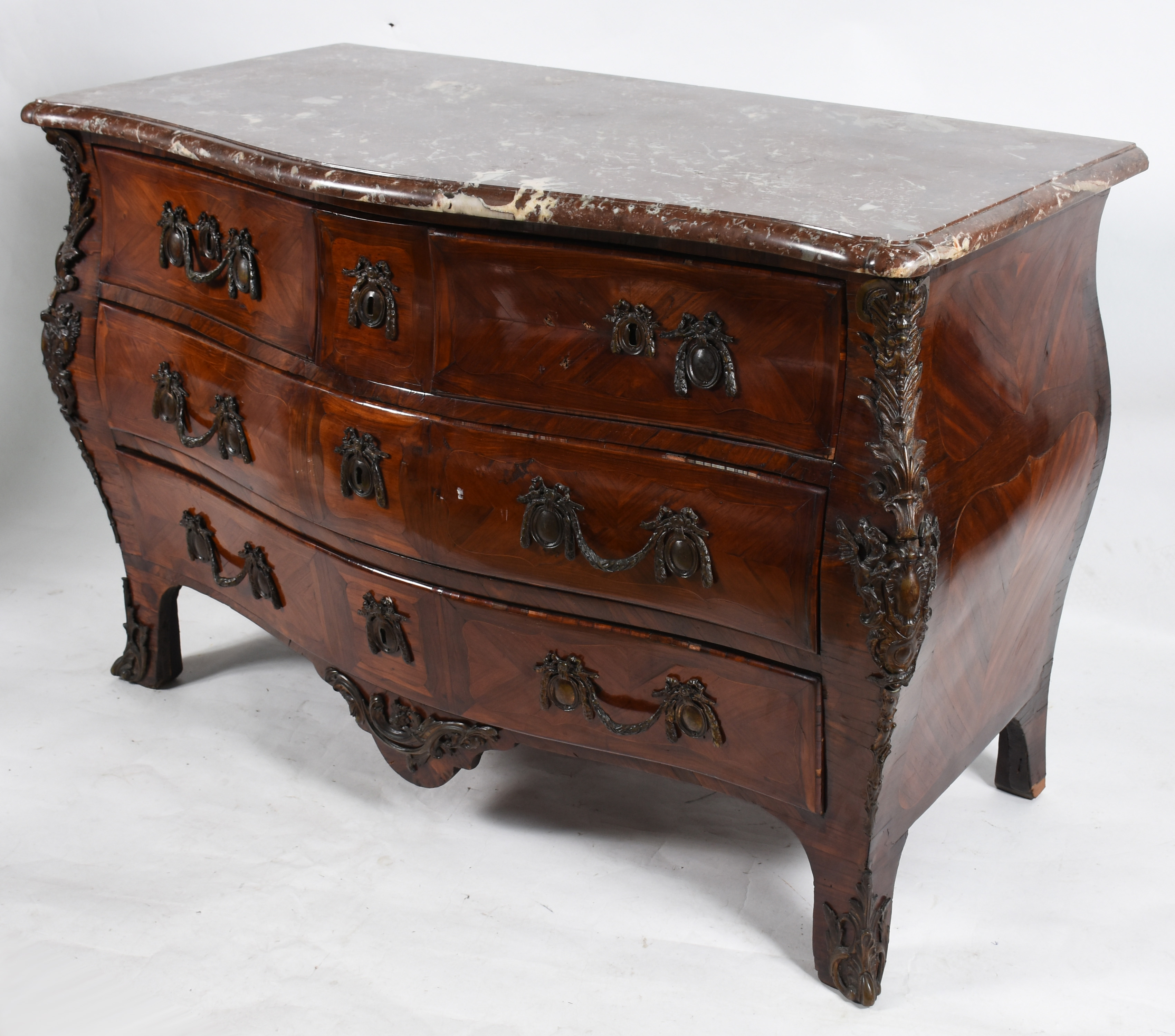 Antiga cômoda francesa de madeira nobre marchetada, tres gavetas com... - foto 1 de 8