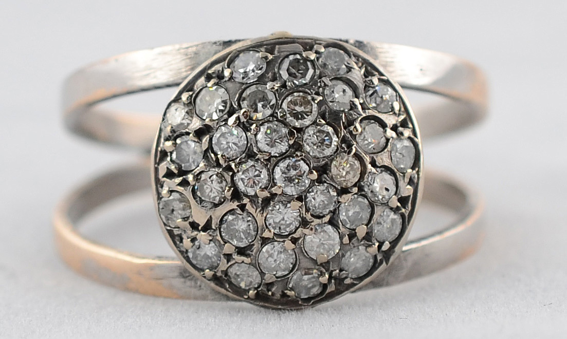 Anel de ouro branco com trinta e três brilhantes com 0,70 ct - 3,1 g... - foto 2 de 2