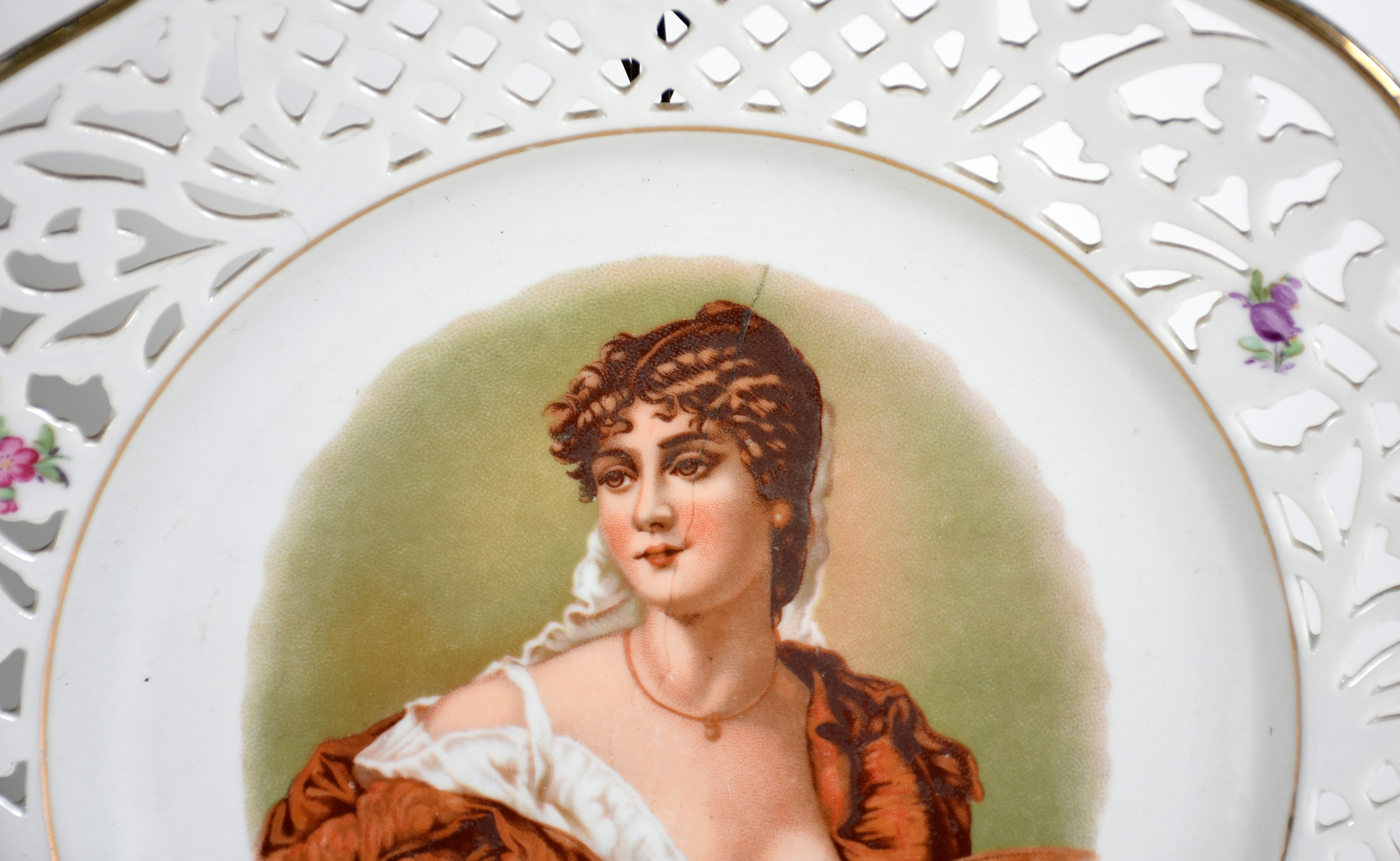 Dois pratos de porcelana, sendo um da Bavaria com borda vazada e... - foto 2 de 4