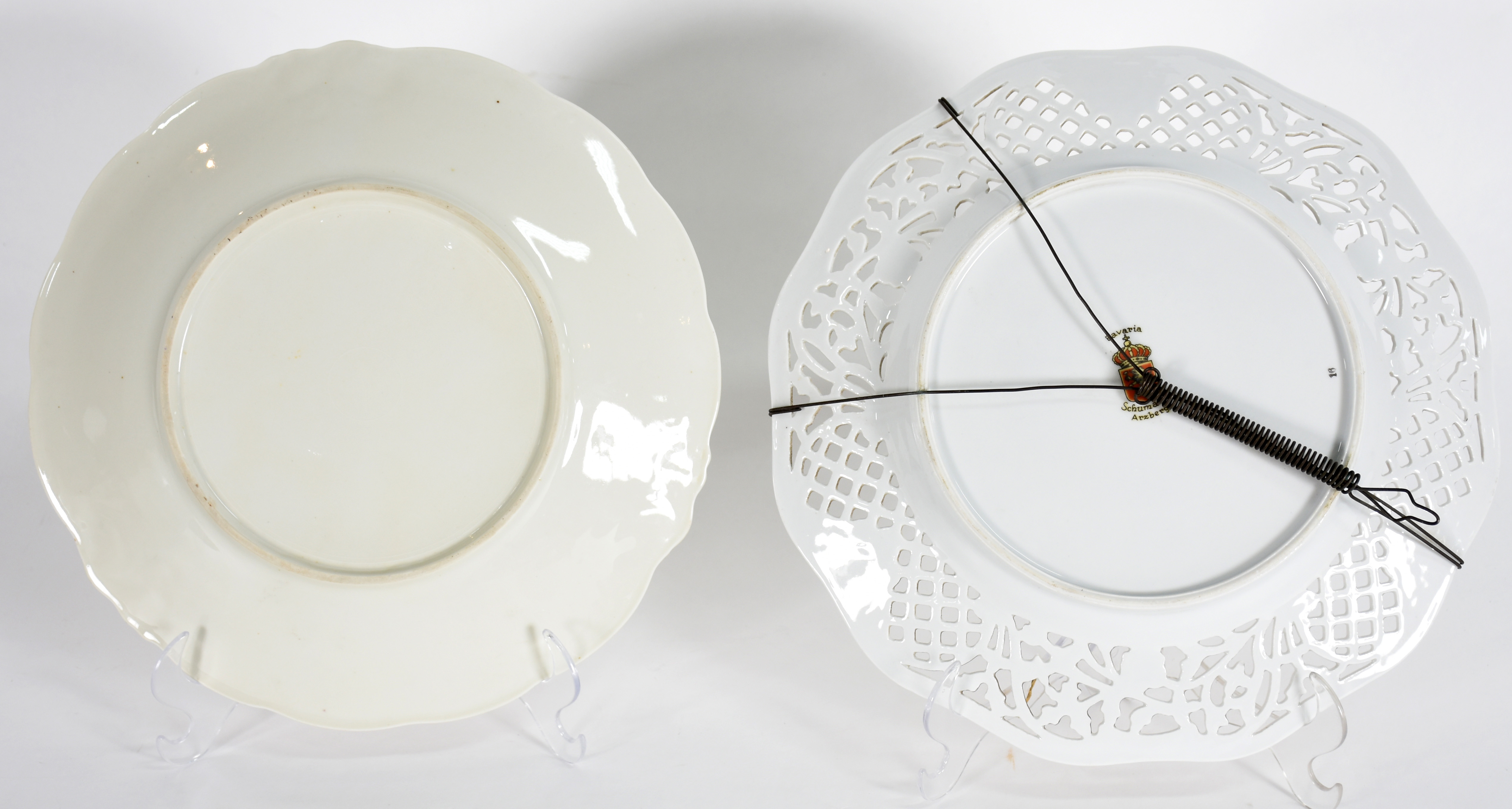 Dois pratos de porcelana, sendo um da Bavaria com borda vazada e... - foto 3 de 4