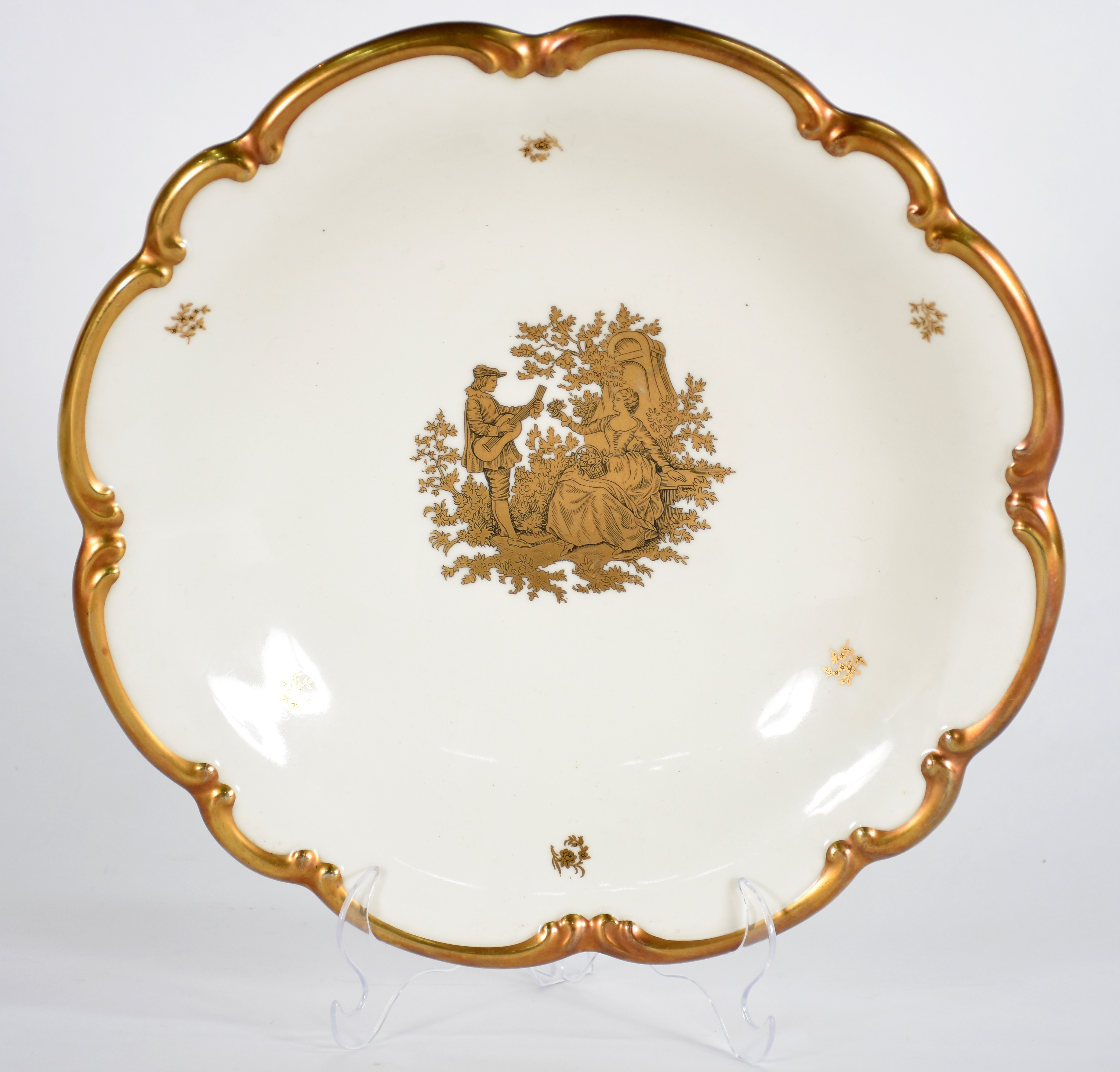 Fruteira alemã de porcelana com cena romântica e bordas em dourado. - foto 1 de 4