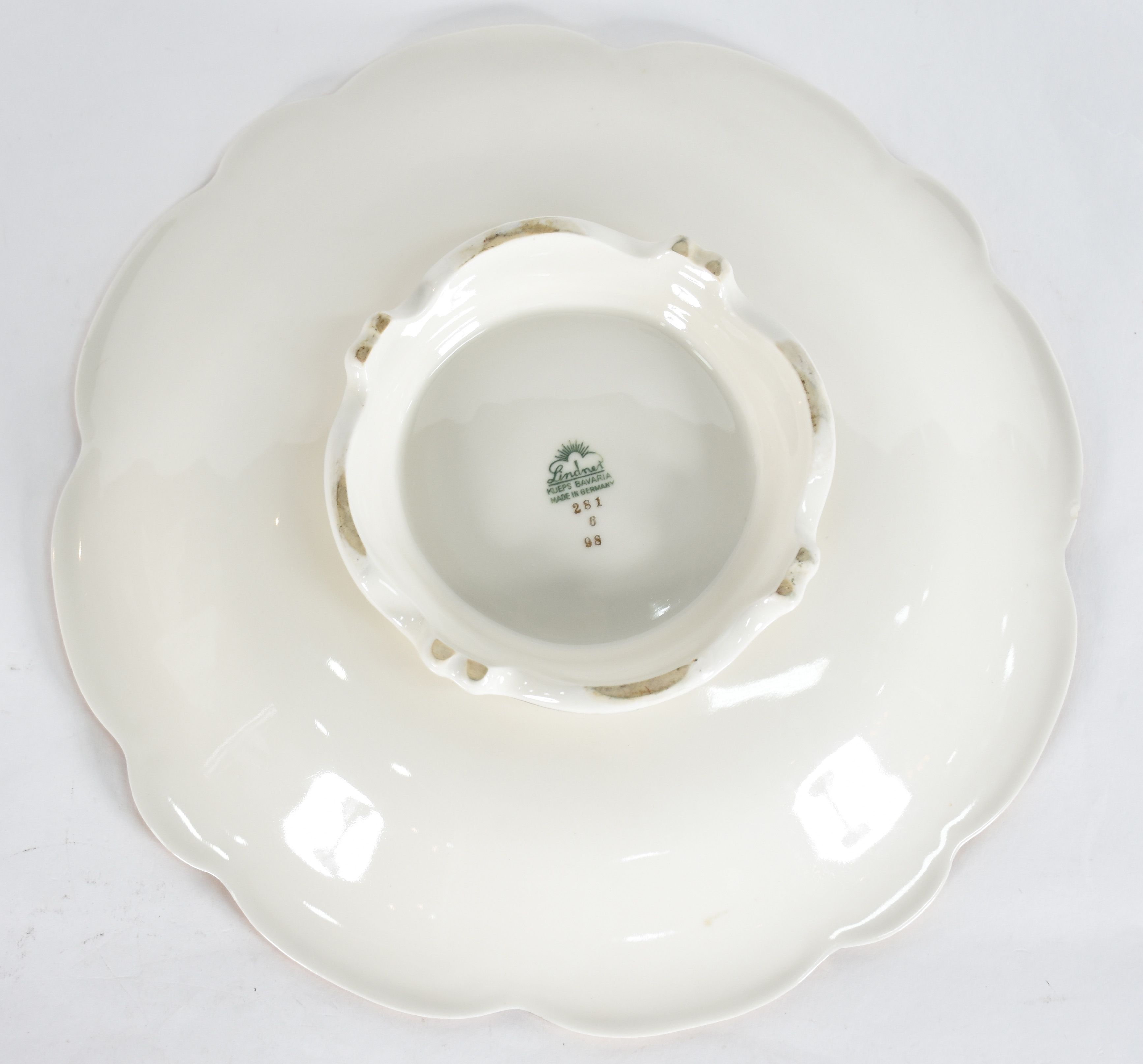 Fruteira alemã de porcelana com cena romântica e bordas em dourado. - foto 3 de 4