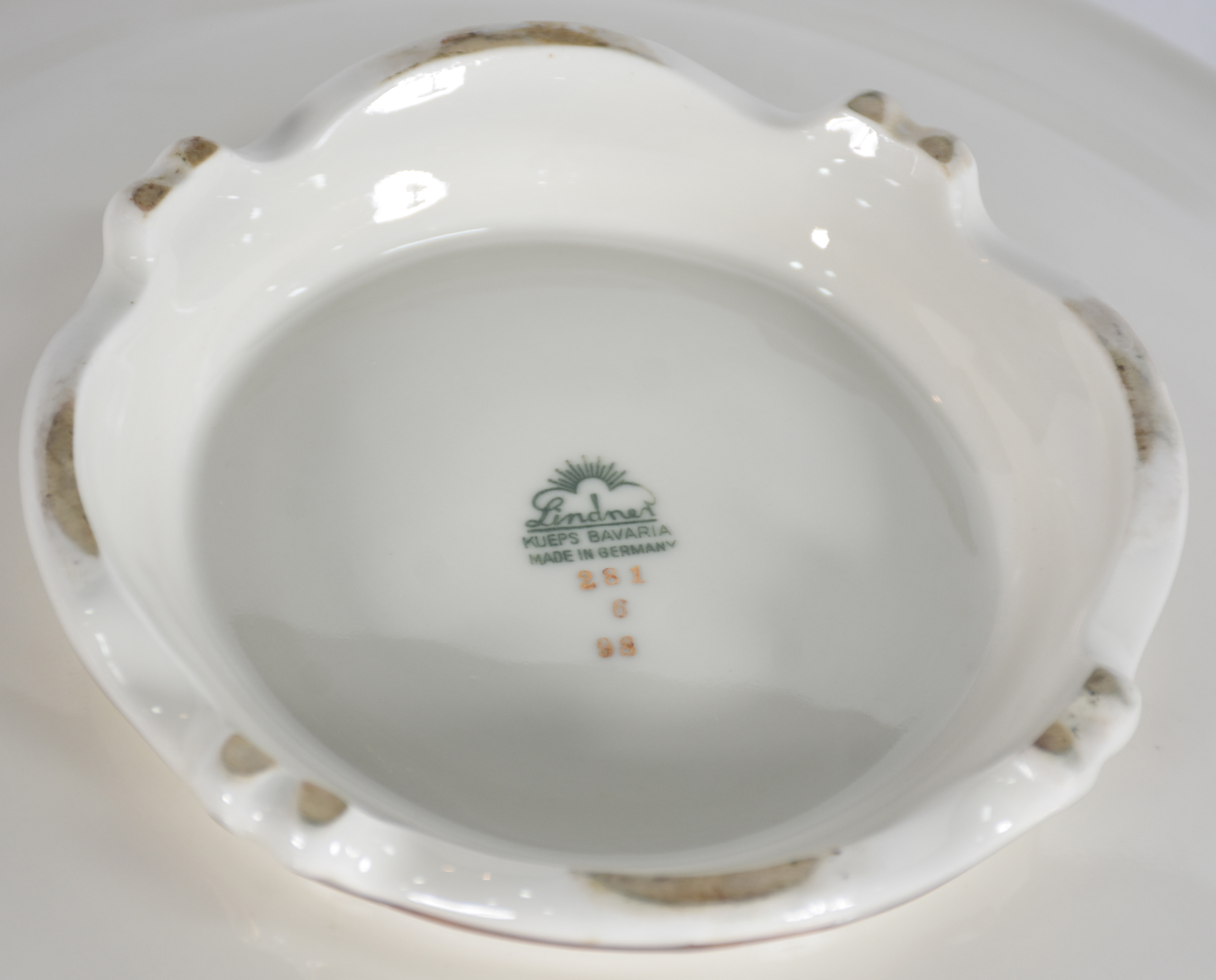Fruteira alemã de porcelana com cena romântica e bordas em dourado. - foto 4 de 4