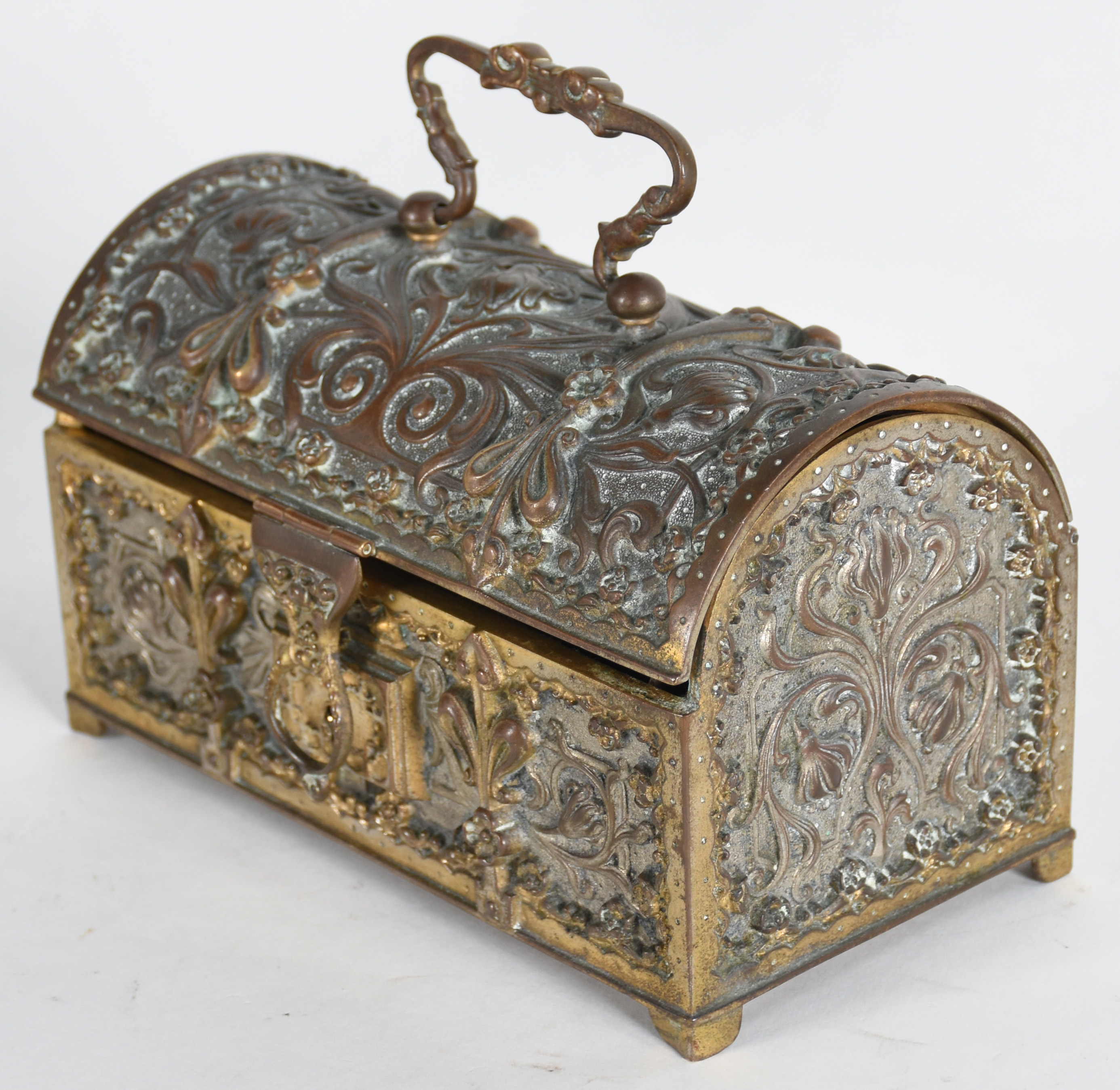 Caixa porta jóias de bronze trabalhado. - foto 1 de 4
