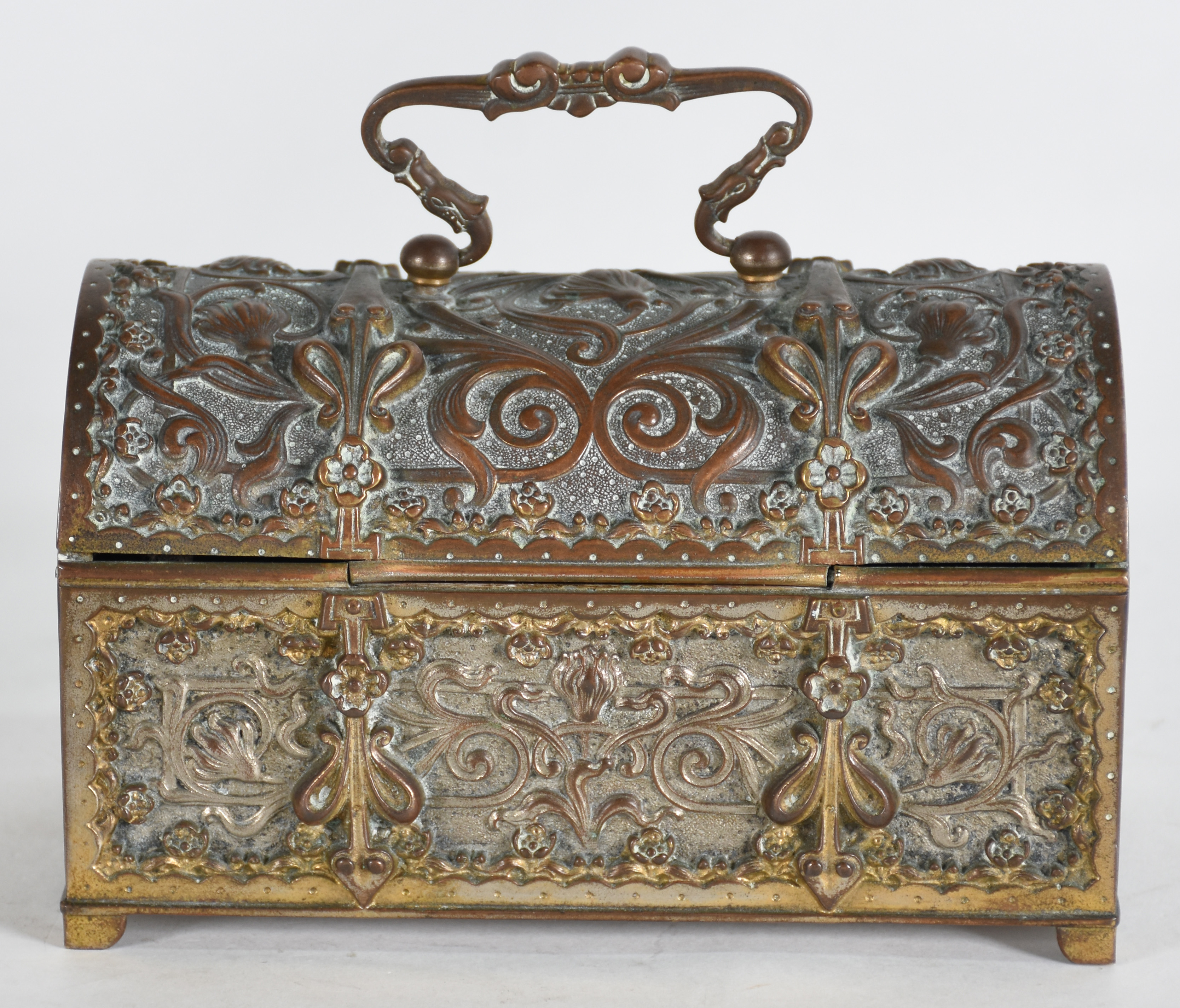 Caixa porta jóias de bronze trabalhado. - foto 3 de 4