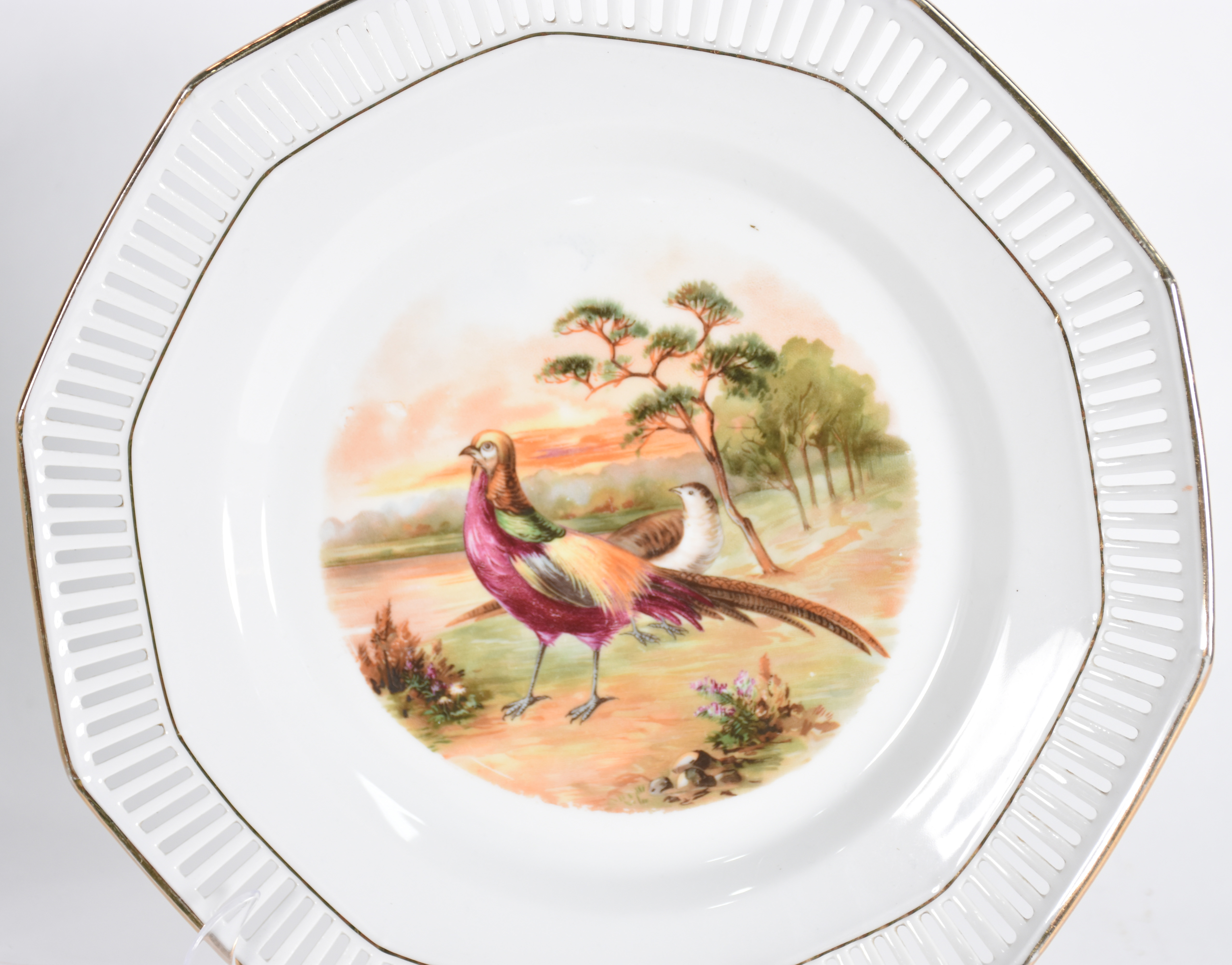 Dois pratos decorativos de porcelana, sendo um da Bavaria e outro... - foto 5 de 6