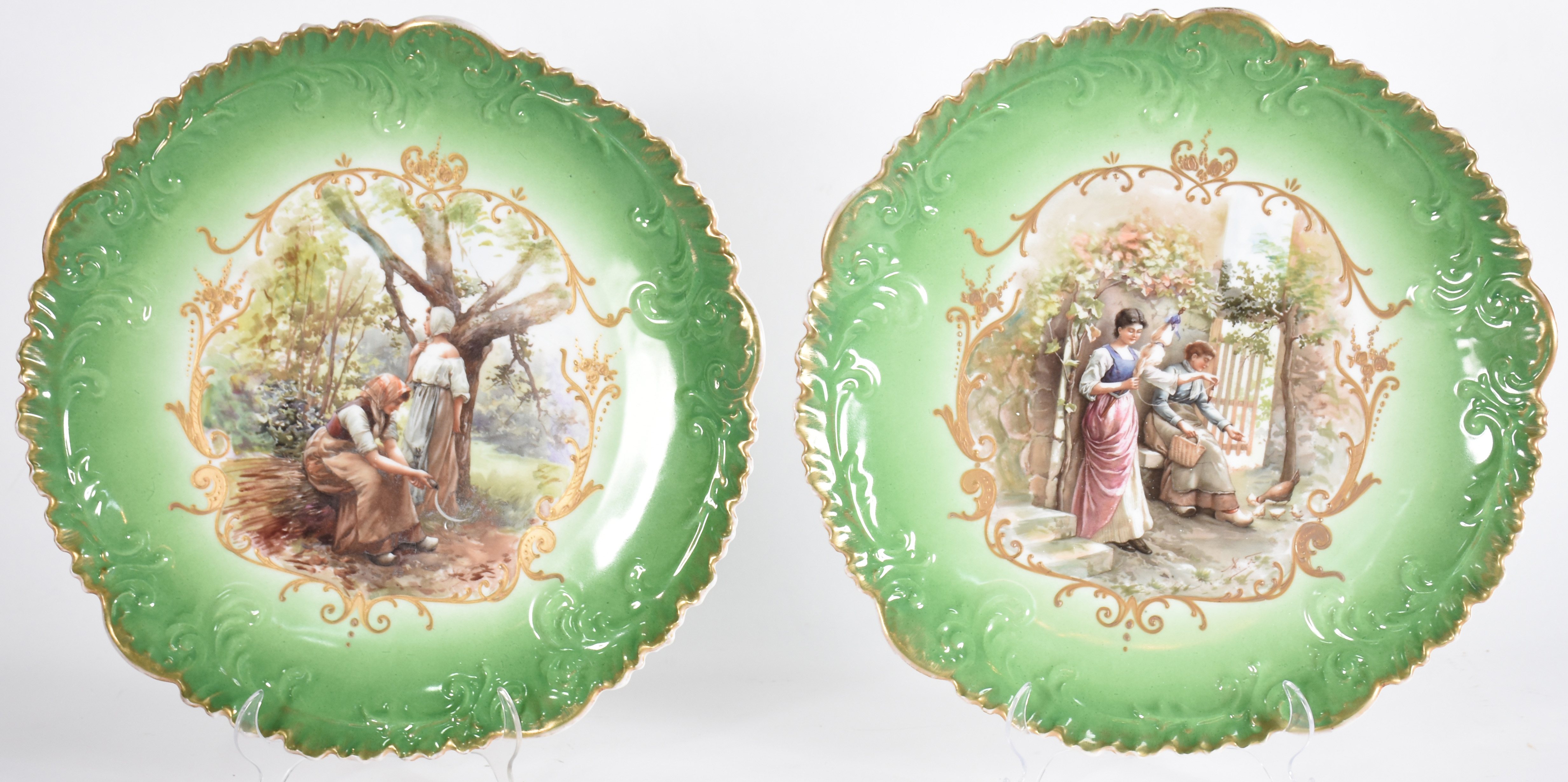 Par de medalhões de porcelana francesa com figuras em policromia. - foto 1 de 6