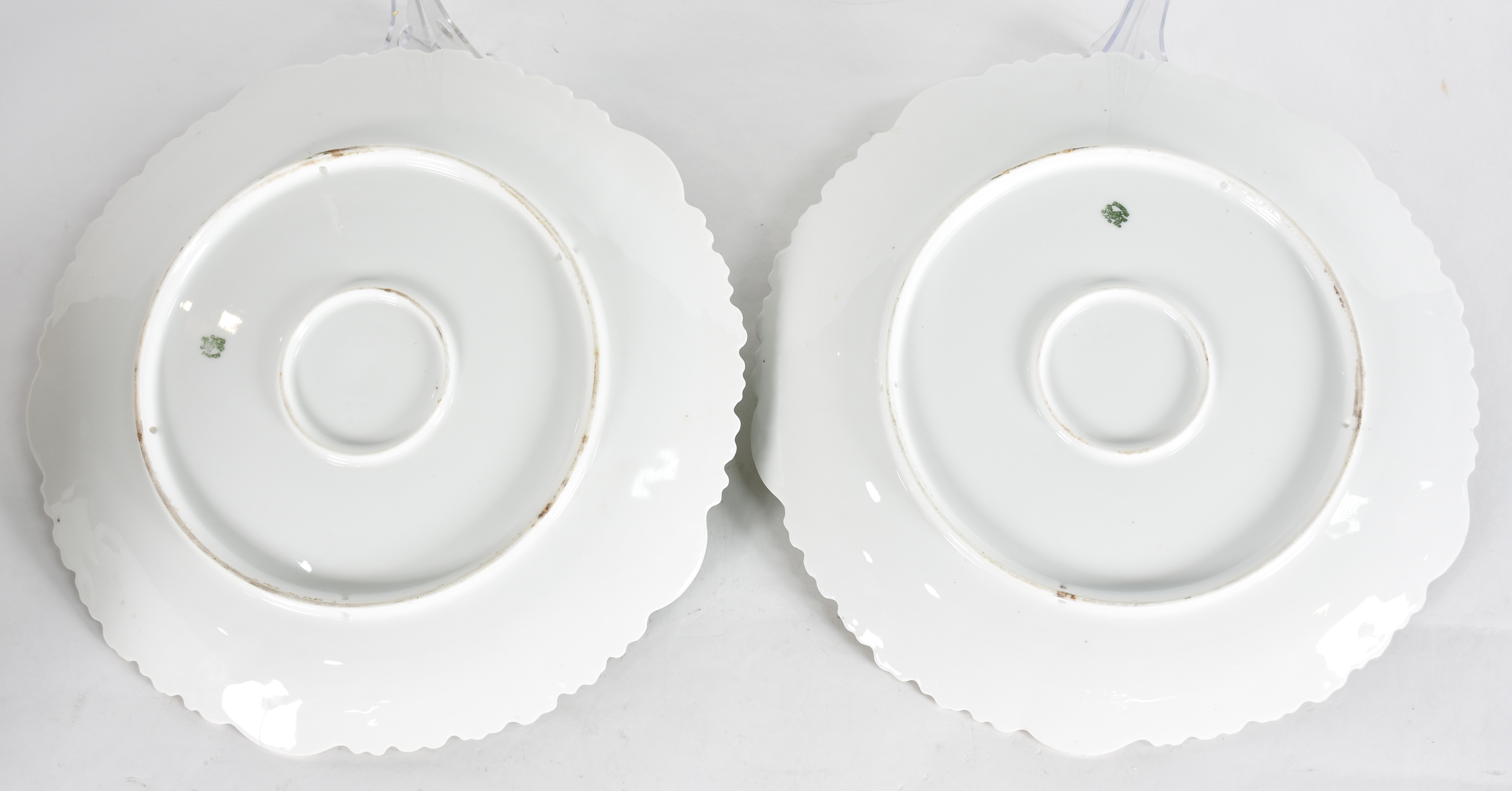 Par de medalhões de porcelana francesa com figuras em policromia. - foto 2 de 6