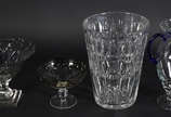 Quatro peças em demi cristal sendo, vaso de flo... - Quatro peças em demi cristal sendo, vaso de flores (com lascados), fruteira com borda em gomos, vasos com alças azuis e fruteira doublé fumé.