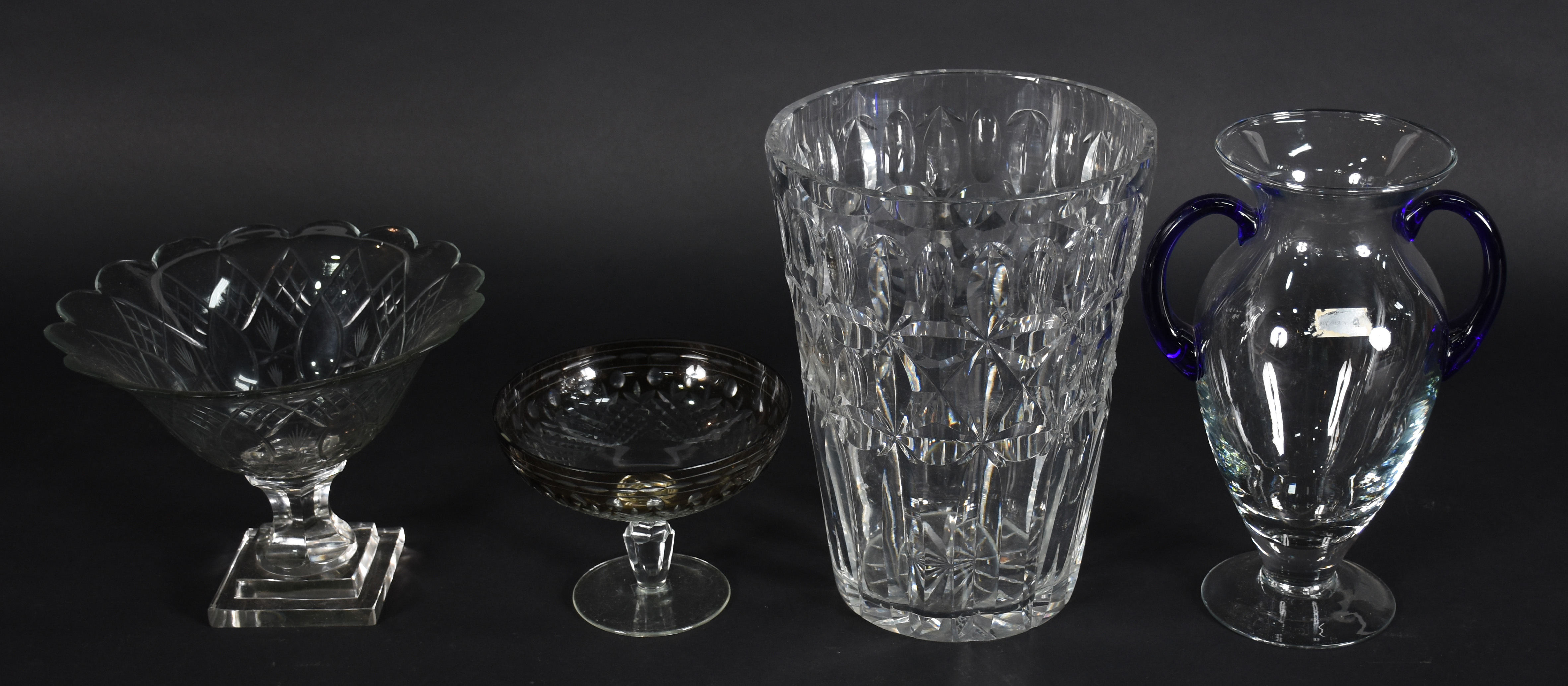 Quatro peças em demi cristal sendo, vaso de flores (com lascados)... - foto 2 de 5