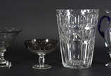 Quatro peças em demi cristal sendo, vaso de flo... - Quatro peças em demi cristal sendo, vaso de flores (com lascados), fruteira com borda em gomos, vasos com alças azuis e fruteira doublé fumé.
